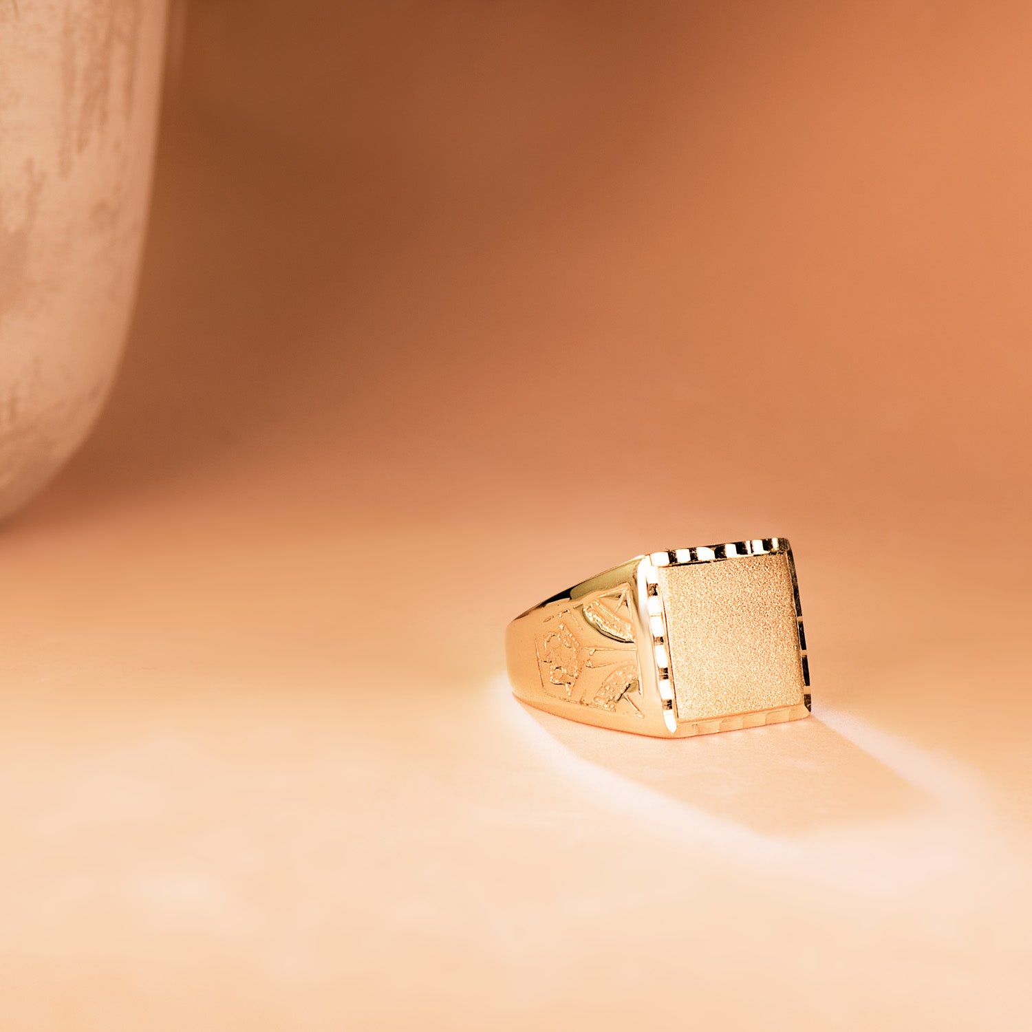 18K facetteret herresignetring i ensfarvet gul guld 15X13 mm