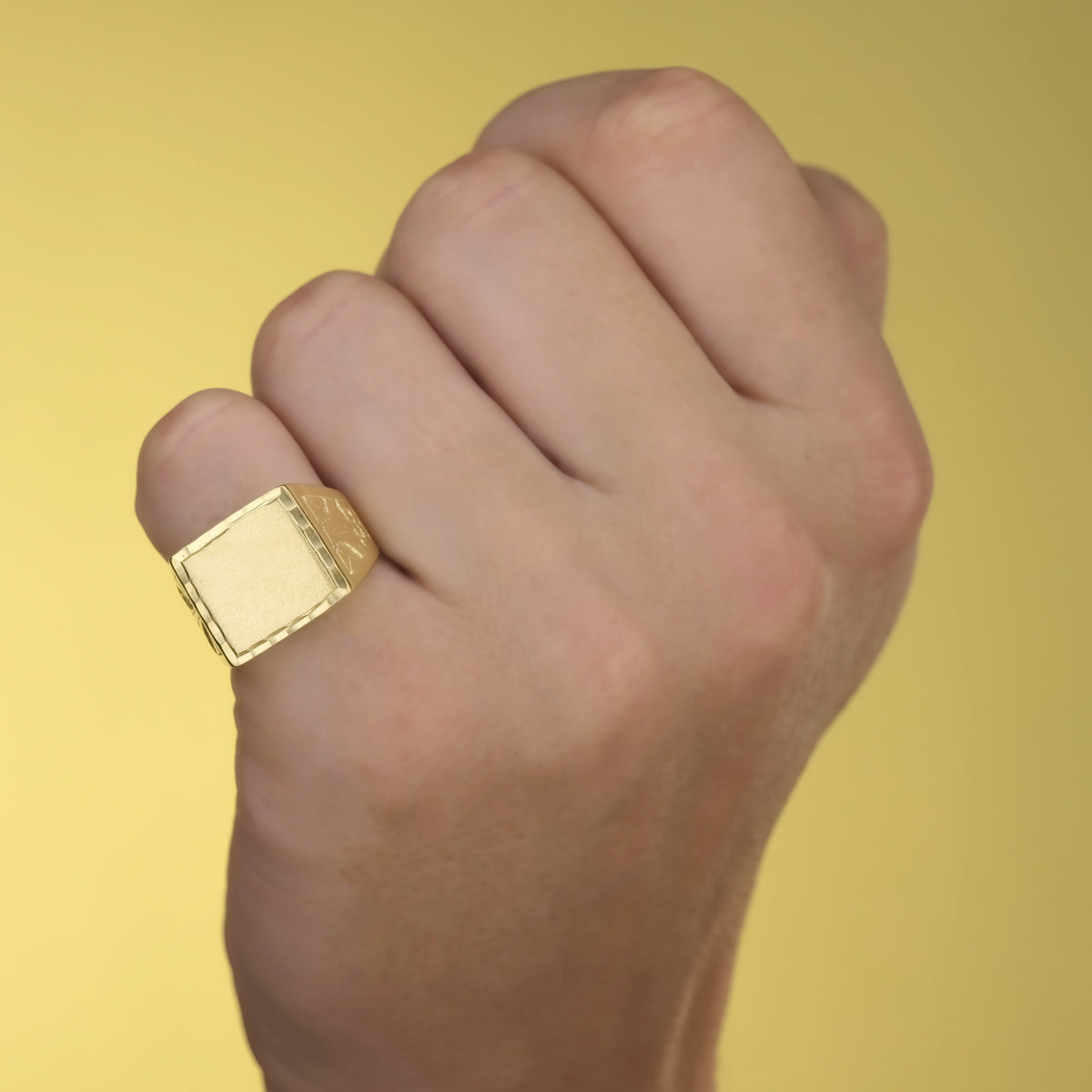 18K facetteret herresignetring i ensfarvet gul guld 15X13 mm
