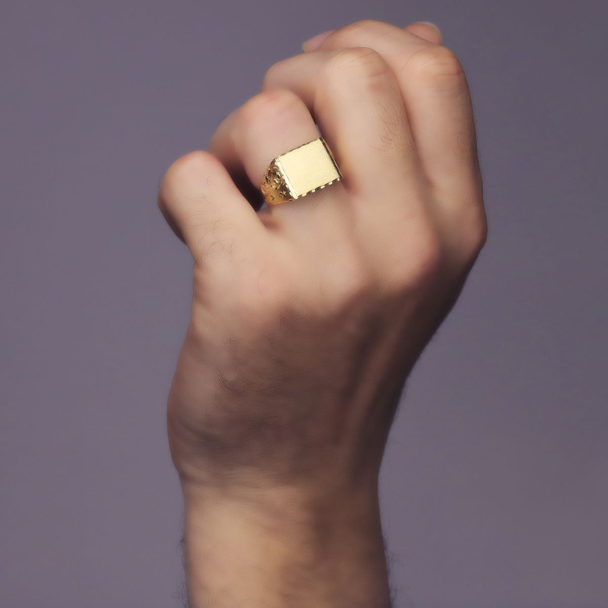 Anillo De Sello Rectangular Cincelado En Oro Amarillo De 18 Quilates 14X15MM