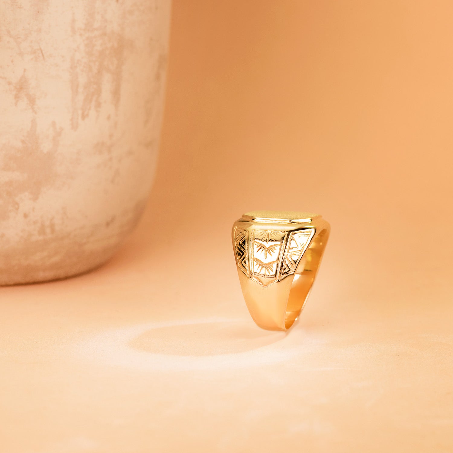18K gul guld mejslet geometrisk signetring 14X15 mm