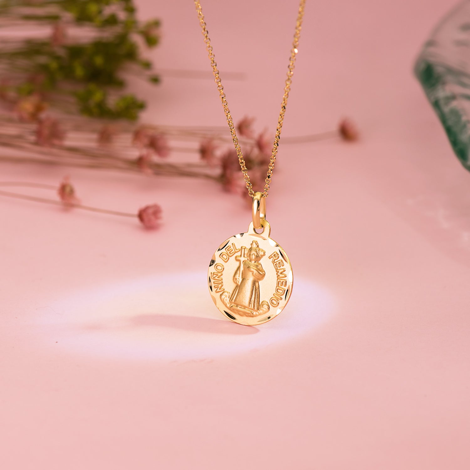 Médaille en Or Jaune 18K Enfant du Remède Sculptée 16 mm