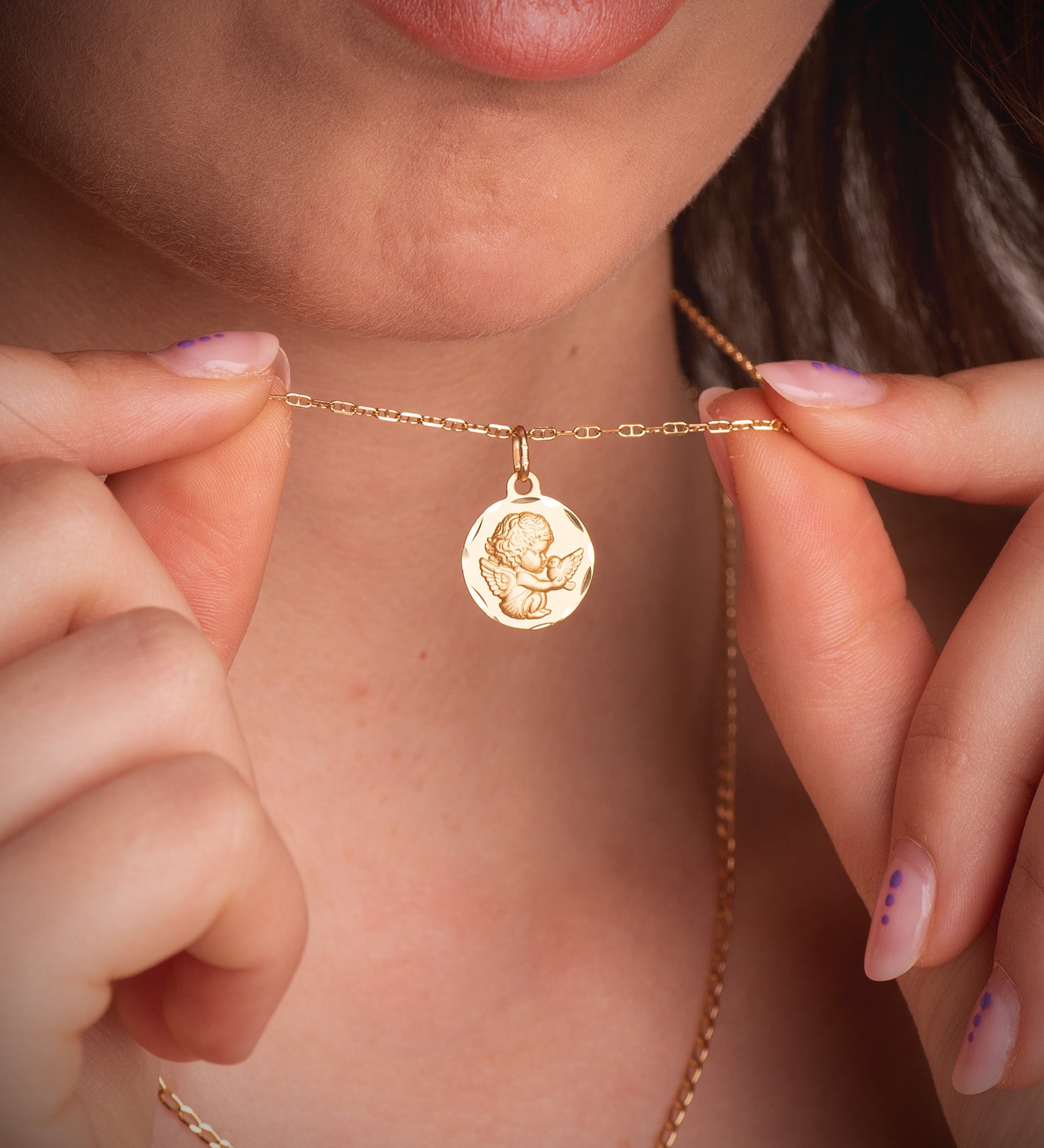 Médaille Ange Moqueur en Or Jaune 18K avec Colombe Sculptée 16 mm