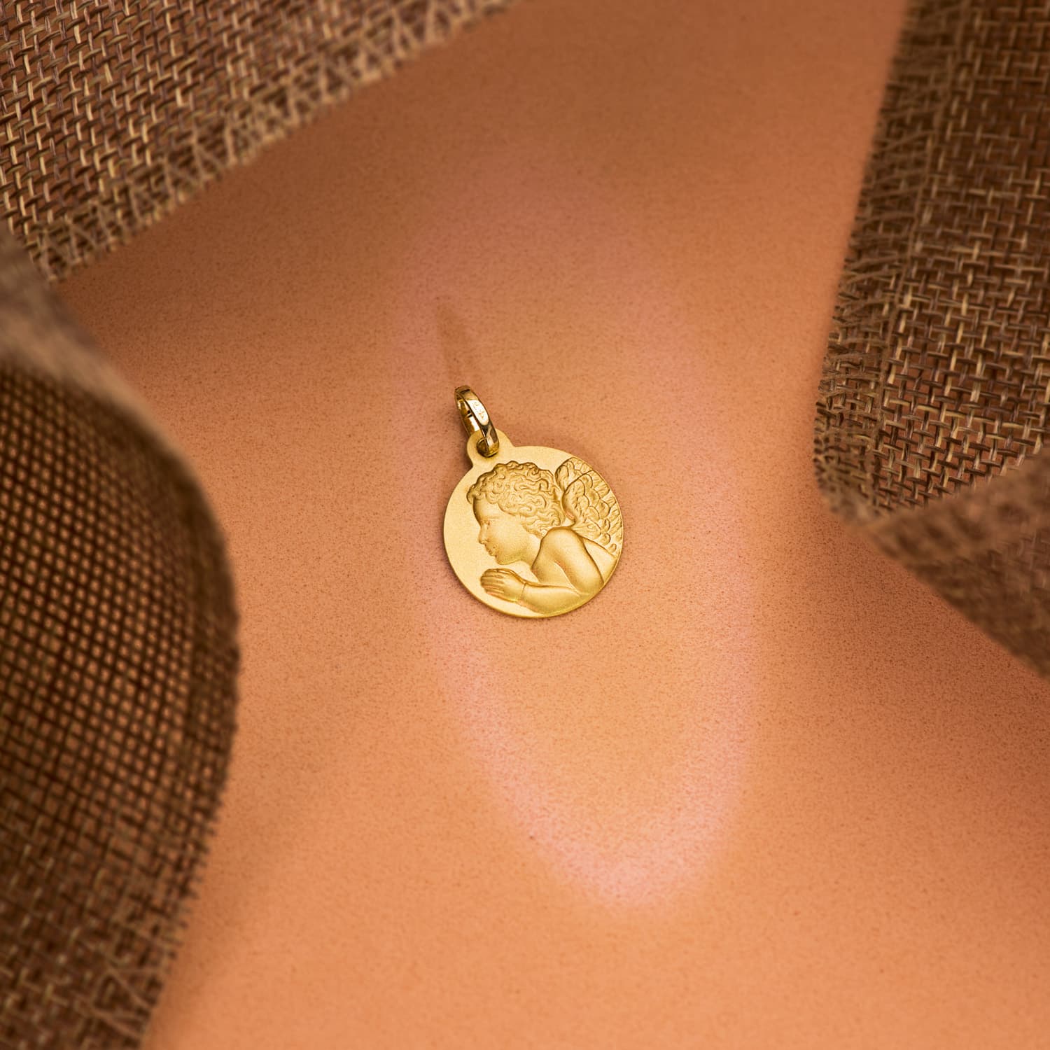 Médaille en Or Jaune 18K "ange Enfant Pieux" Priant Teinté 16 mm