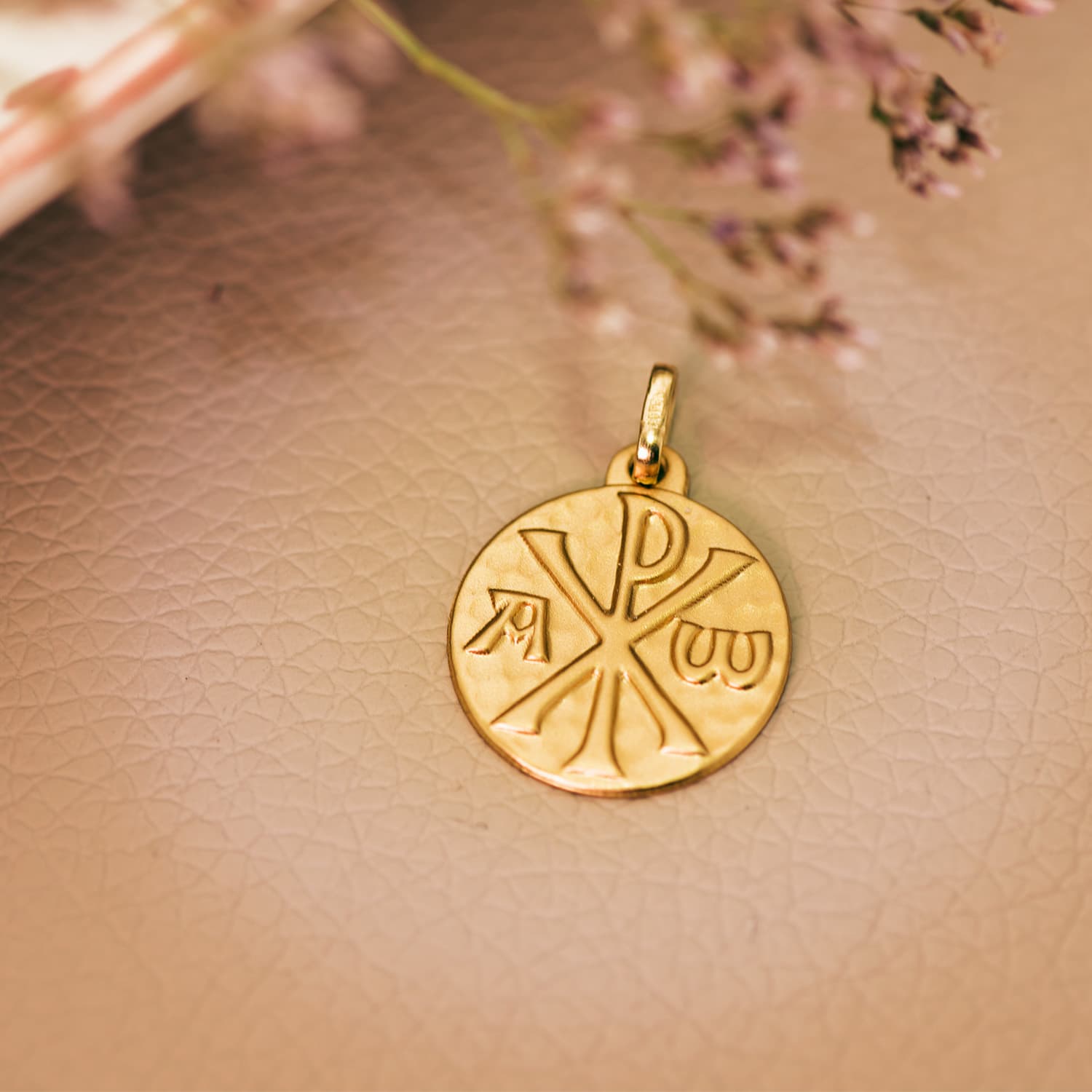 18K Médaille Symbole du Chrisme Martele en Or Jaune 18MM