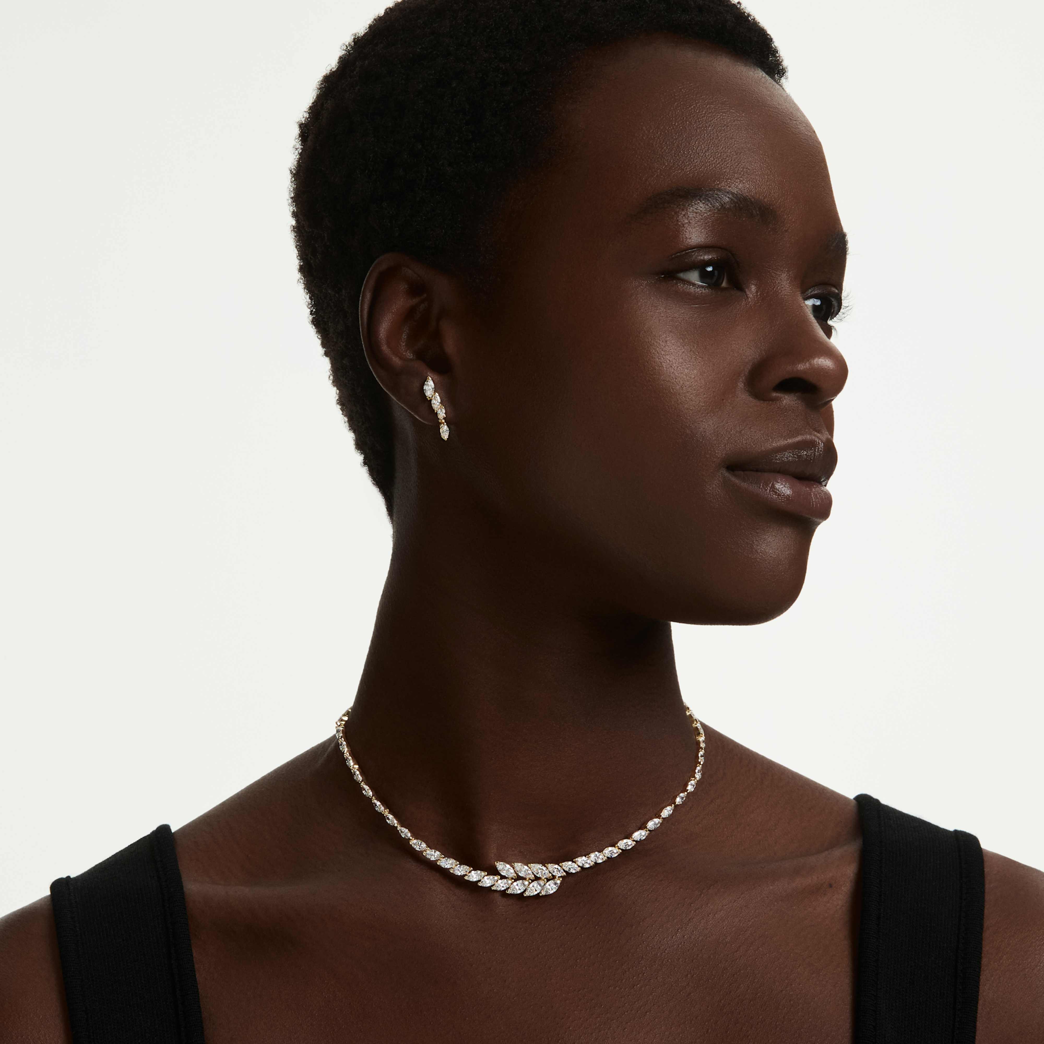 Parure Swarovski - Mesmera Glam - Blanc & Doré sur un mannequin