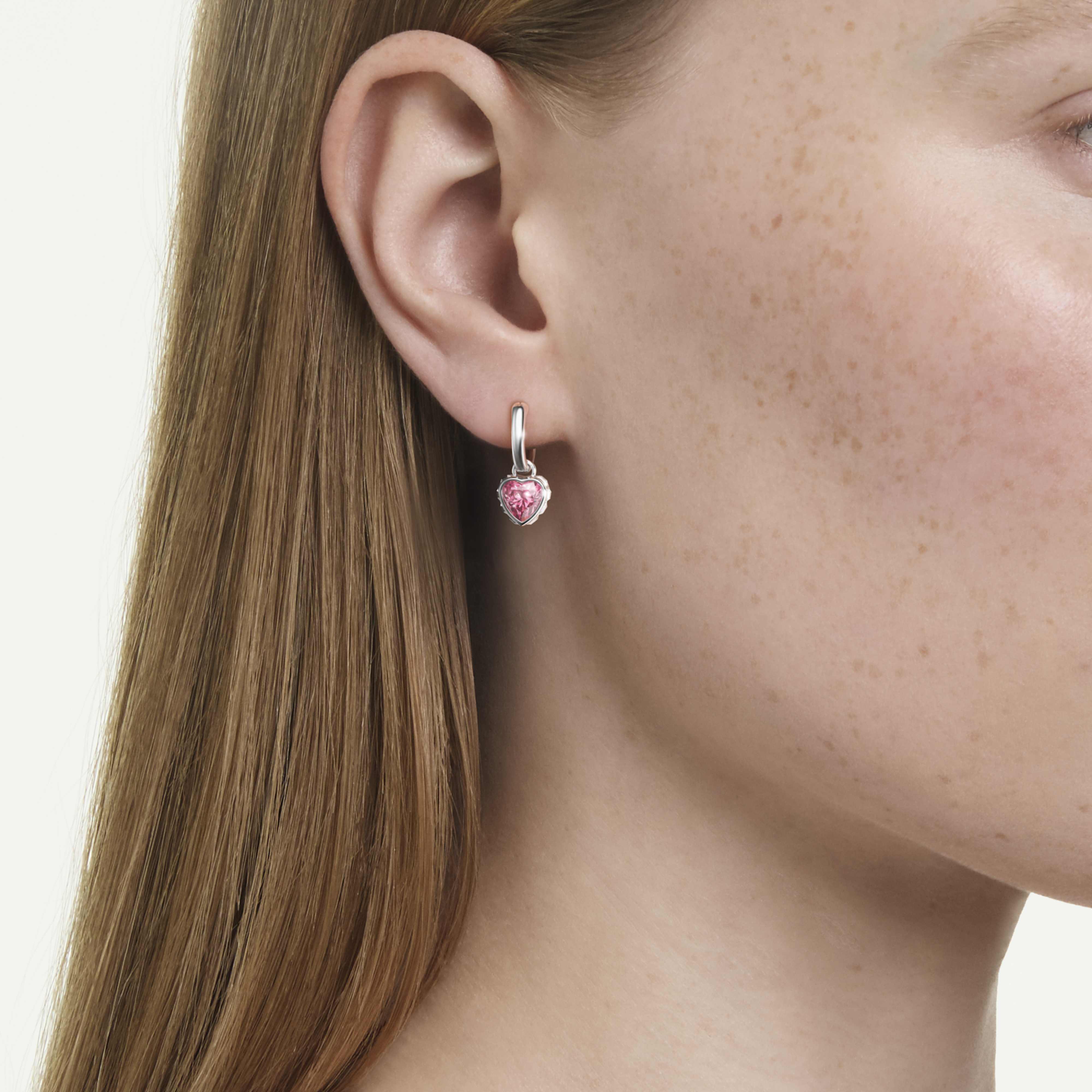 Boucles d'oreilles Swarovski - Chroma - Cœur - Rose & Argenté sur un mannequin