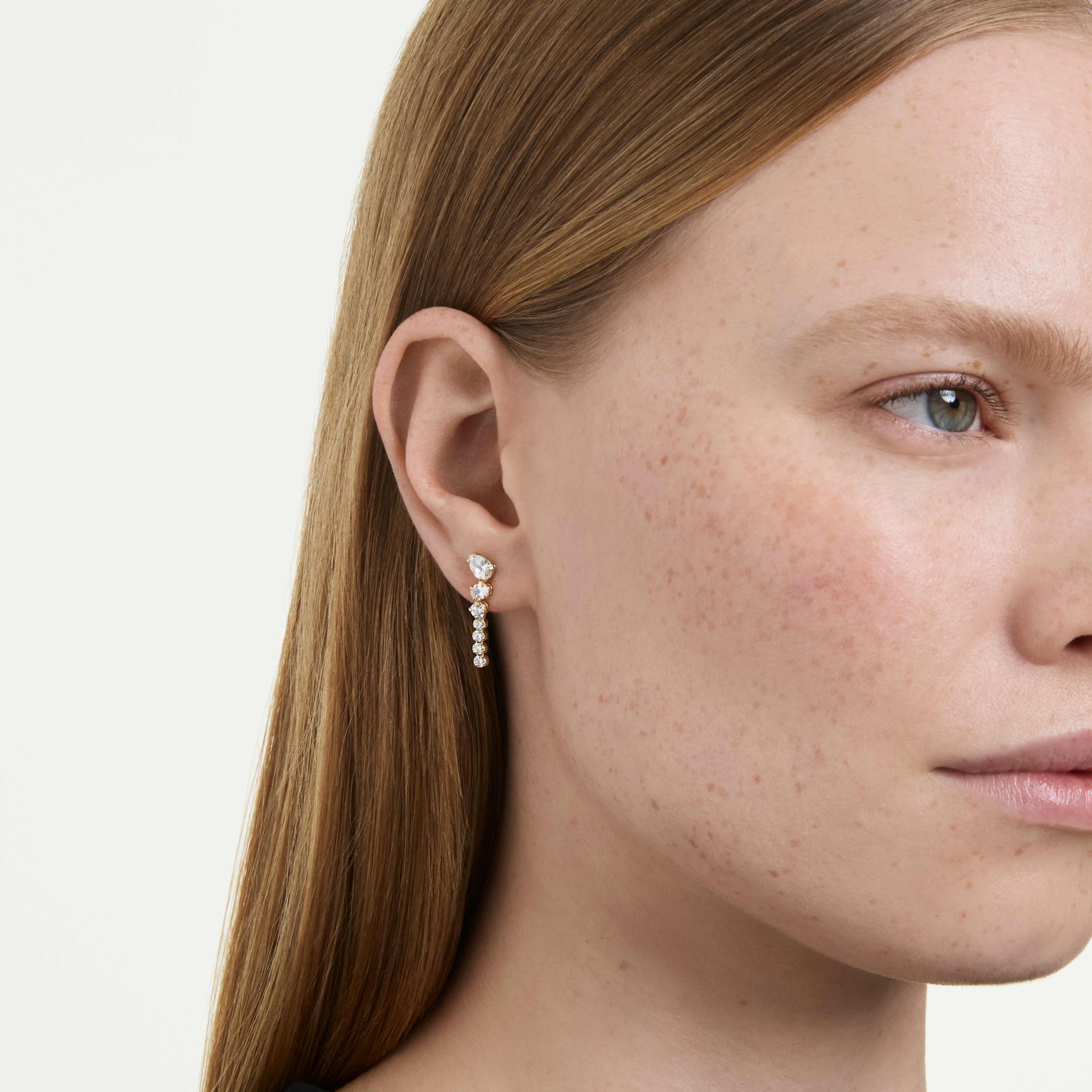 Swarovski øredobber - Mesmera Attract - Hvit og gull på en mannequin