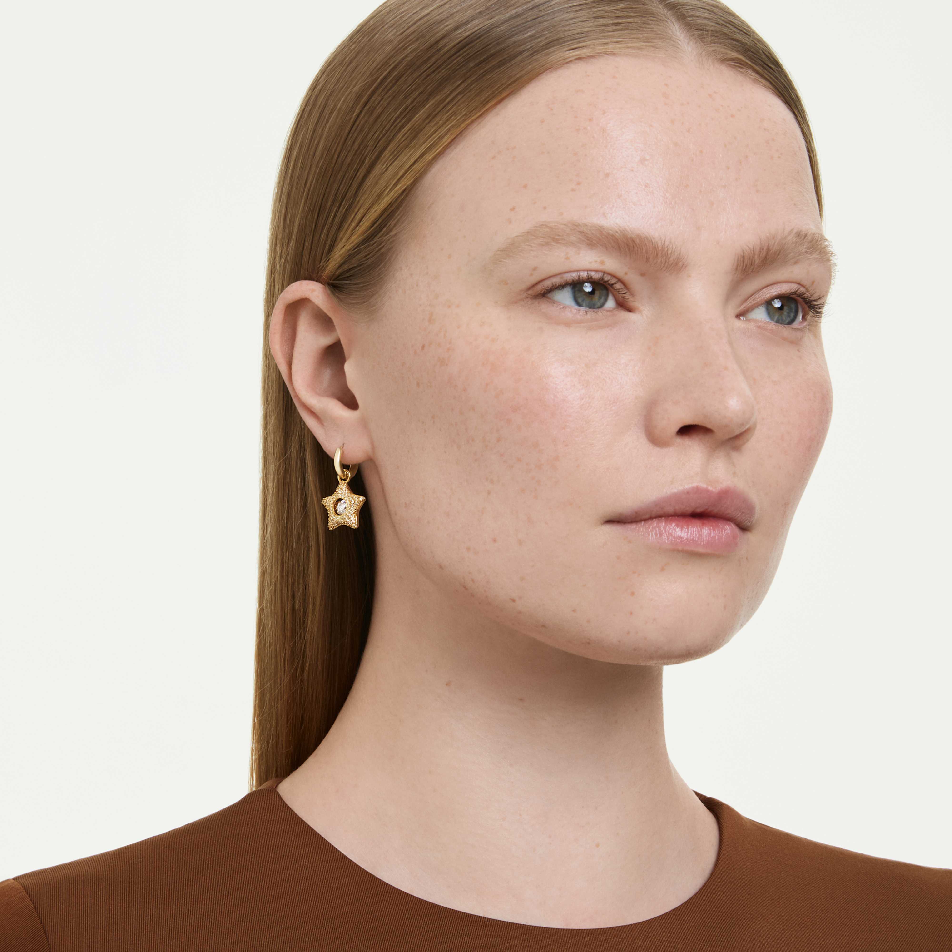 Swarovski øredobber - Sublima Luna - Stjerne - White & Gold på en mannequin
