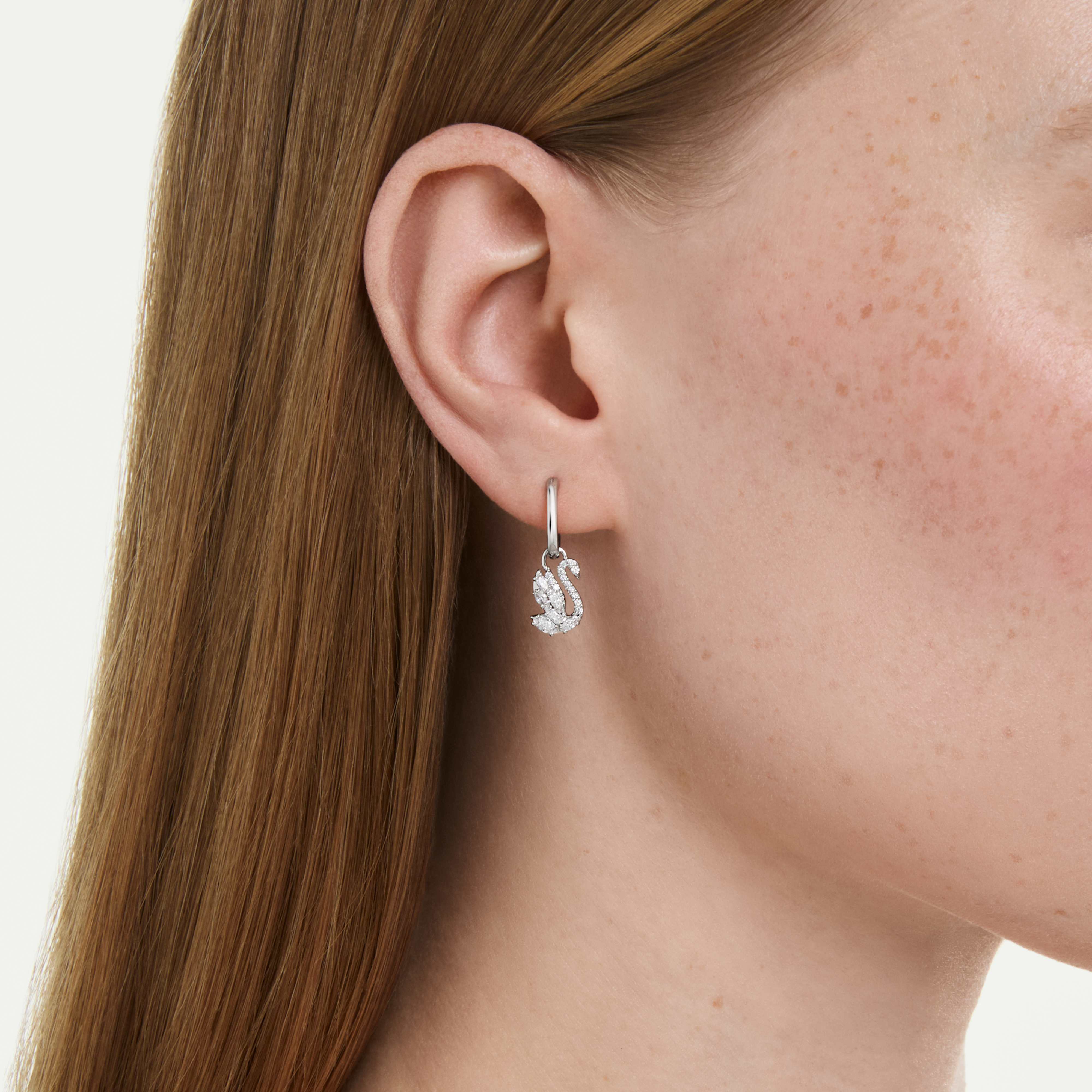 Boucles d'oreilles Swarovski - Swan Pave - Mini Créoles - Blanc & Argenté sur un mannequin