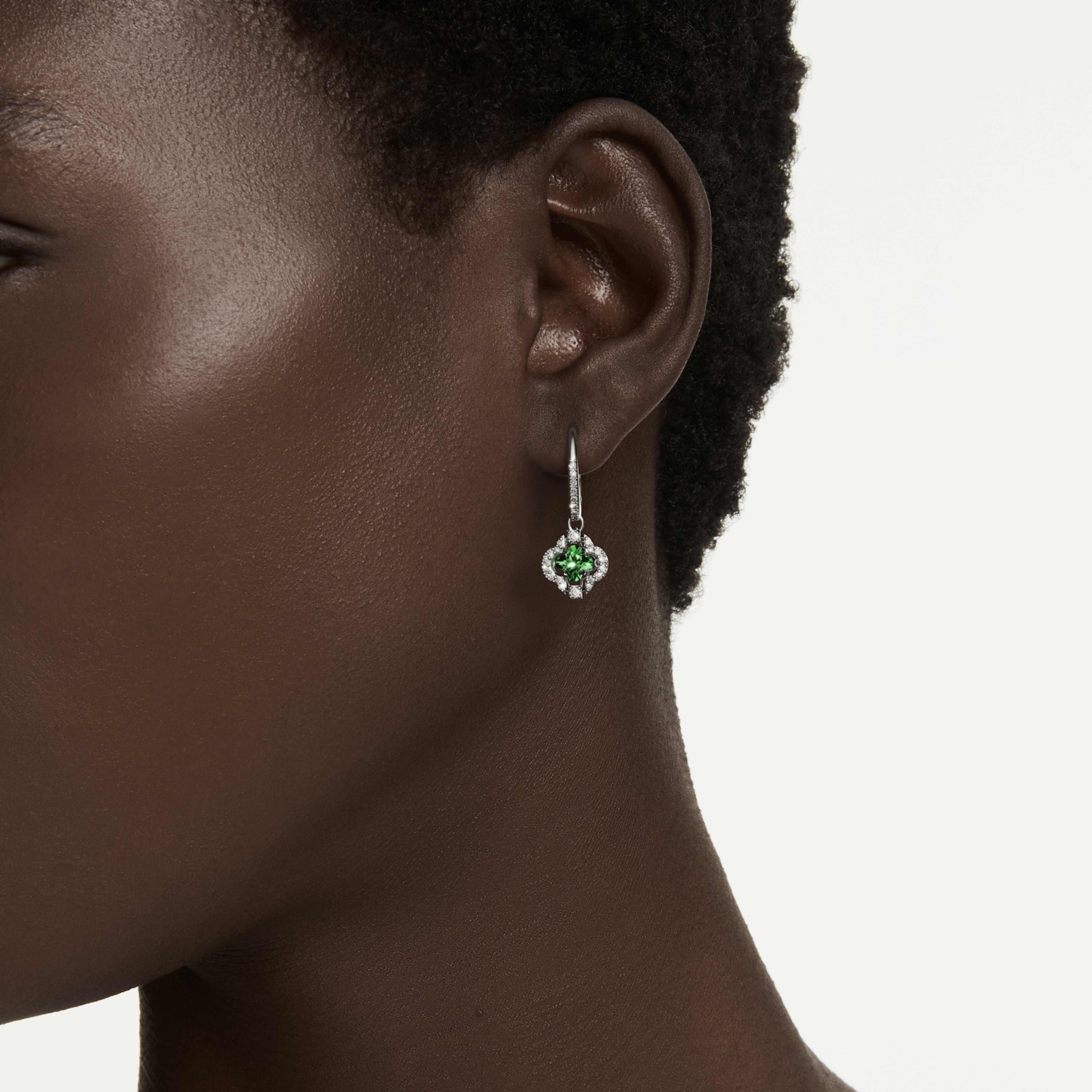 Boucles d'oreilles Swarovski - Una Sparkling Dance - Trèfle - Vert & Argenté sur un mannequin