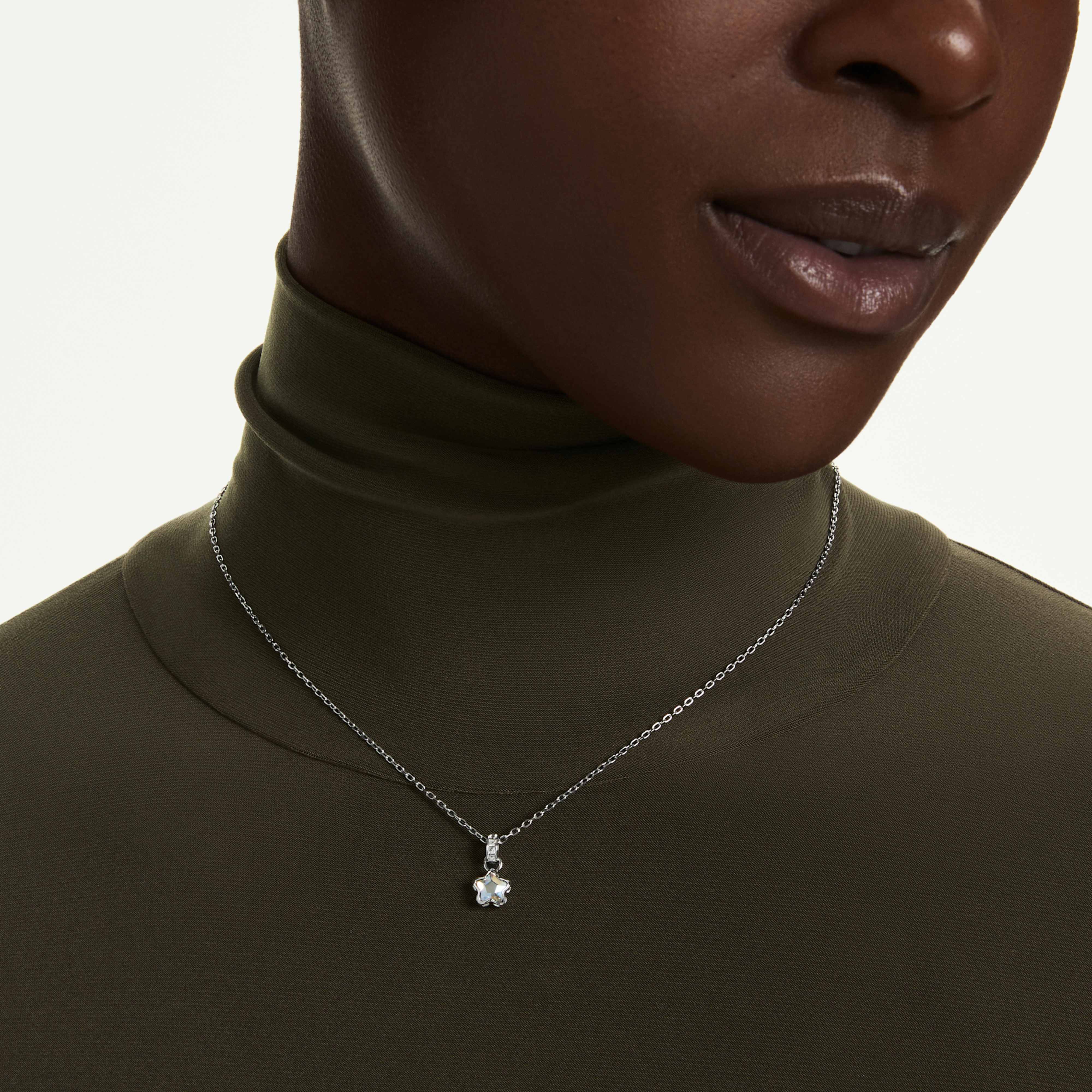 Zawieszka Swarovski - Chroma Stars - Wielokolorowa i srebrna na manekinie