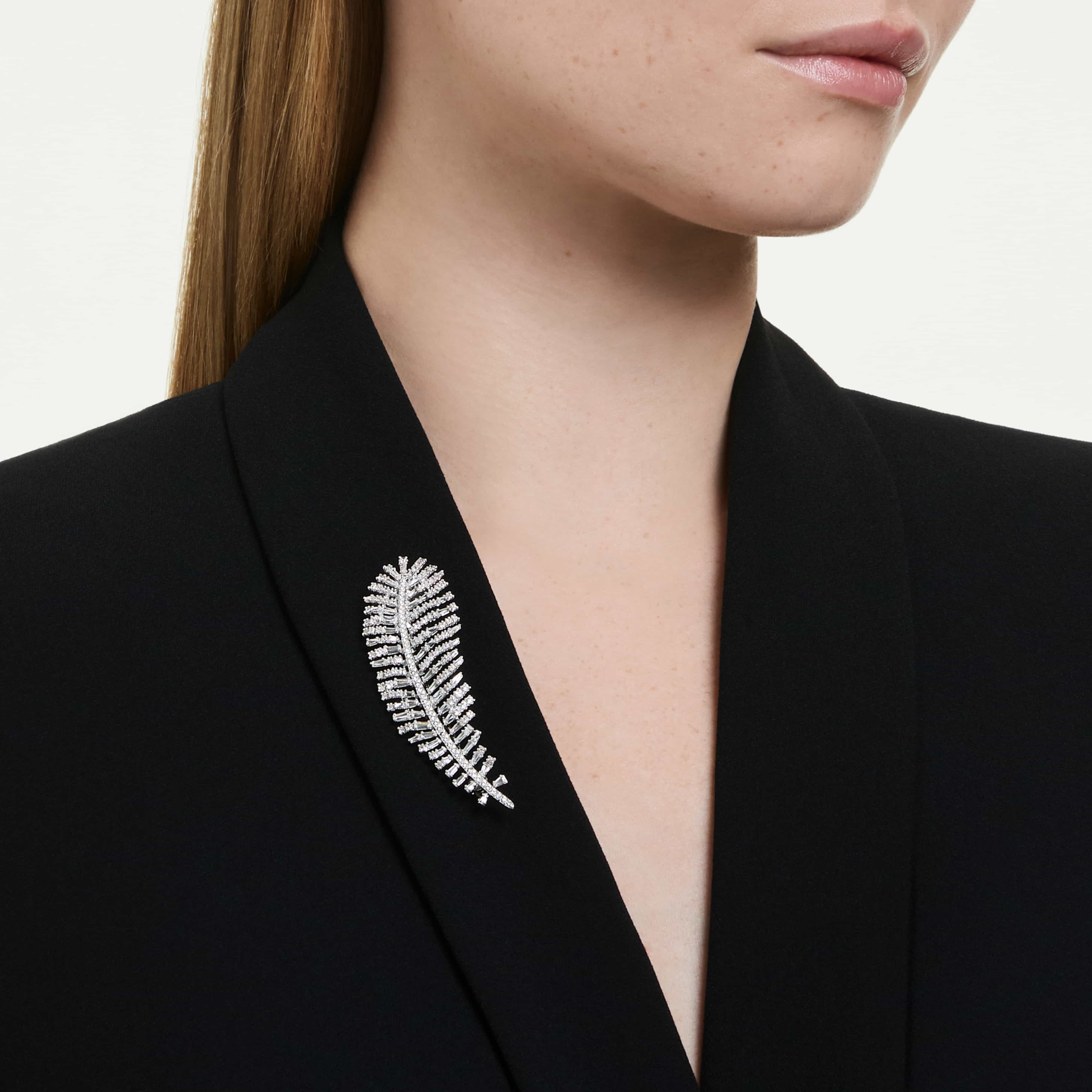 Pendentif-Broche Swarovski - Vienna Feather - Incolore & Argenté sur un mannequin