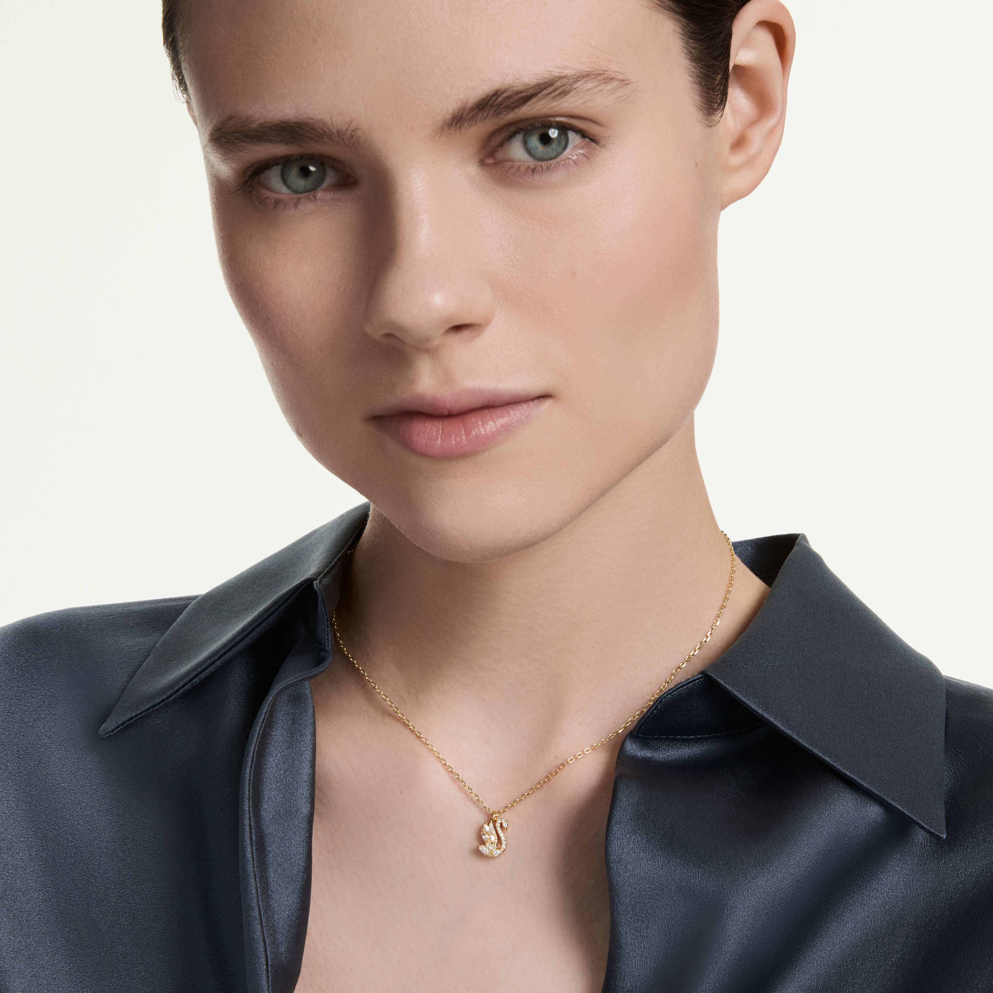 Pendentif Swarovski - Swan Pave - Blanc & Doré sur un mannequin