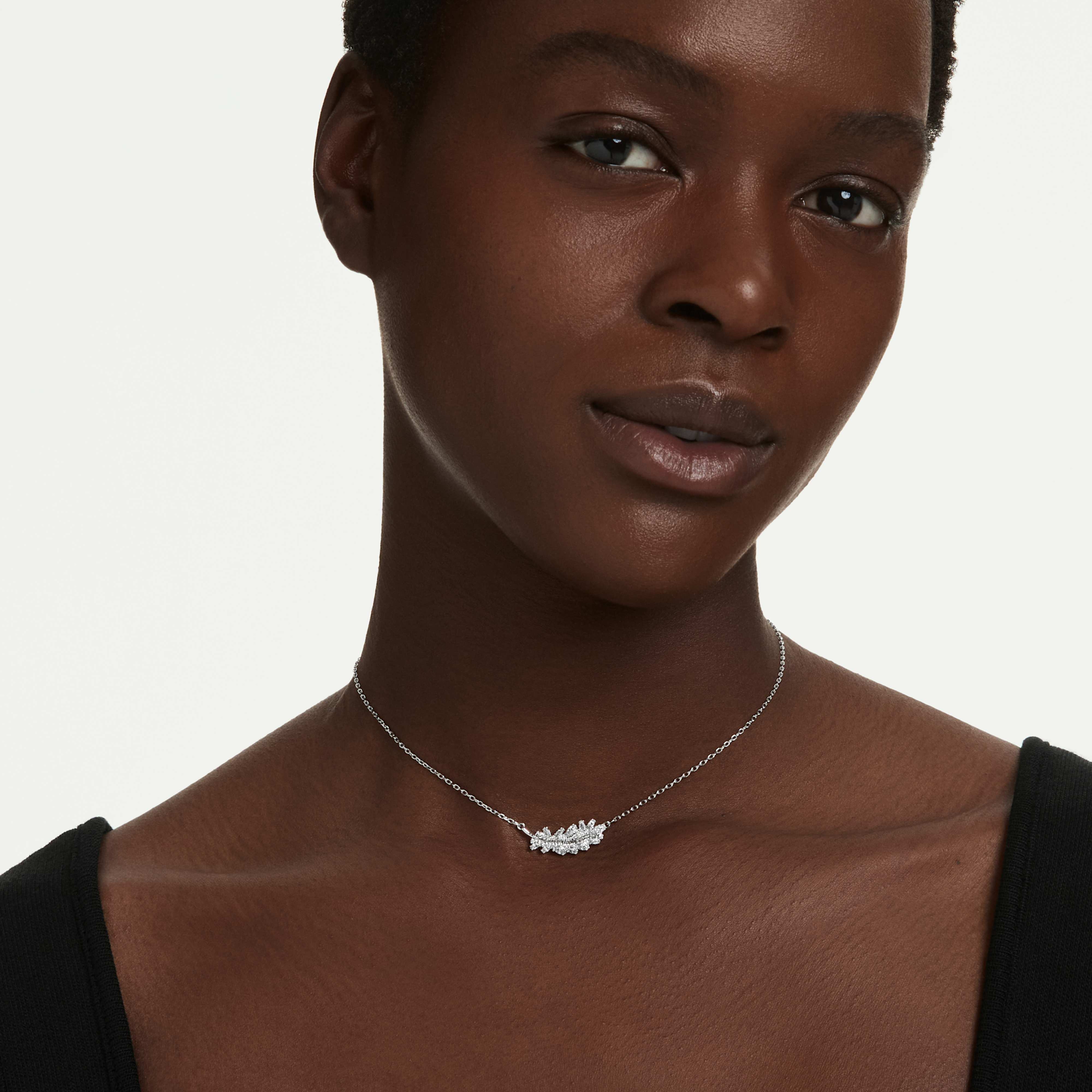 Pendentif Swarovski - Vienna Feather - Plume - Blanc & Argenté sur un mannequin