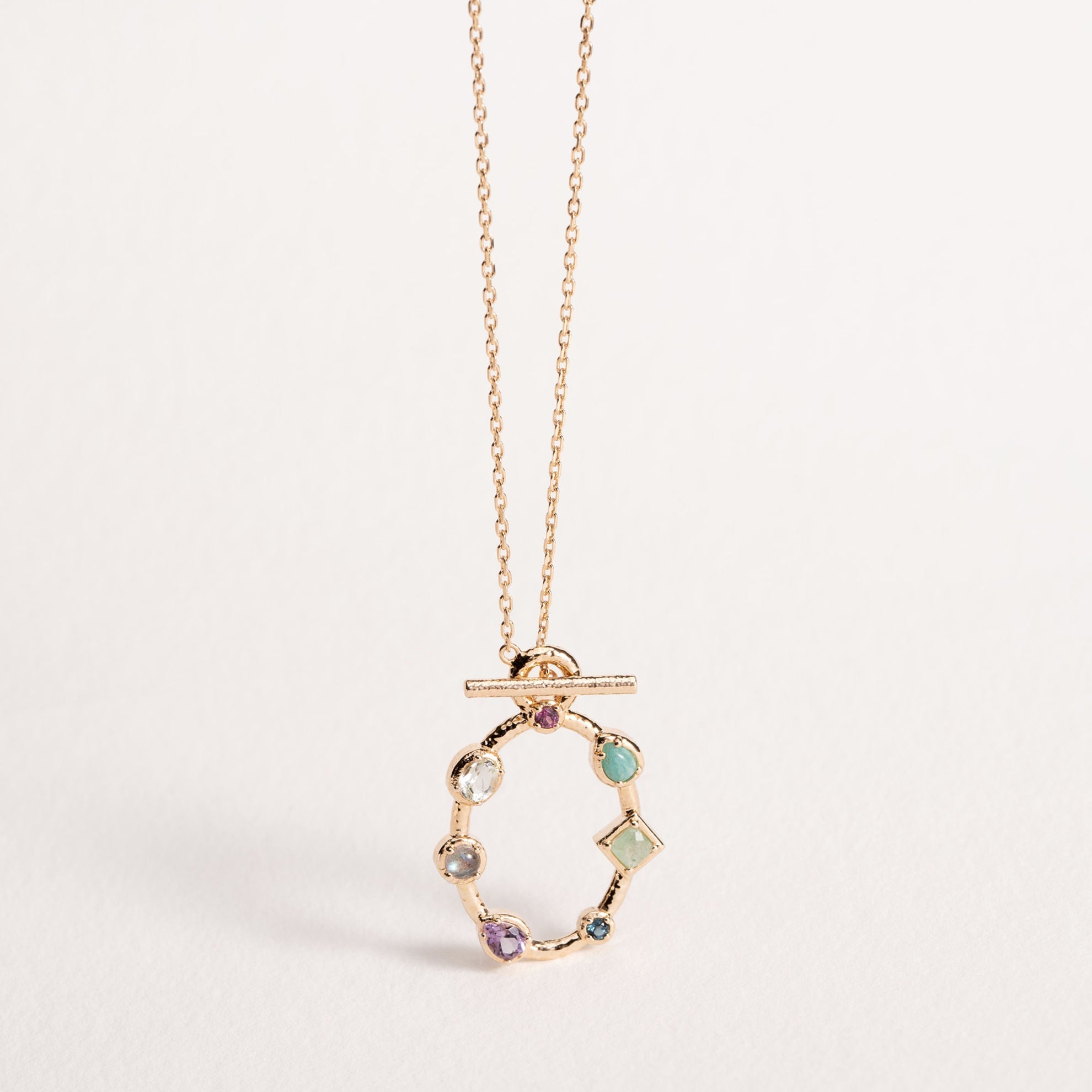Diana halsband i guldpläterat med naturstenar
