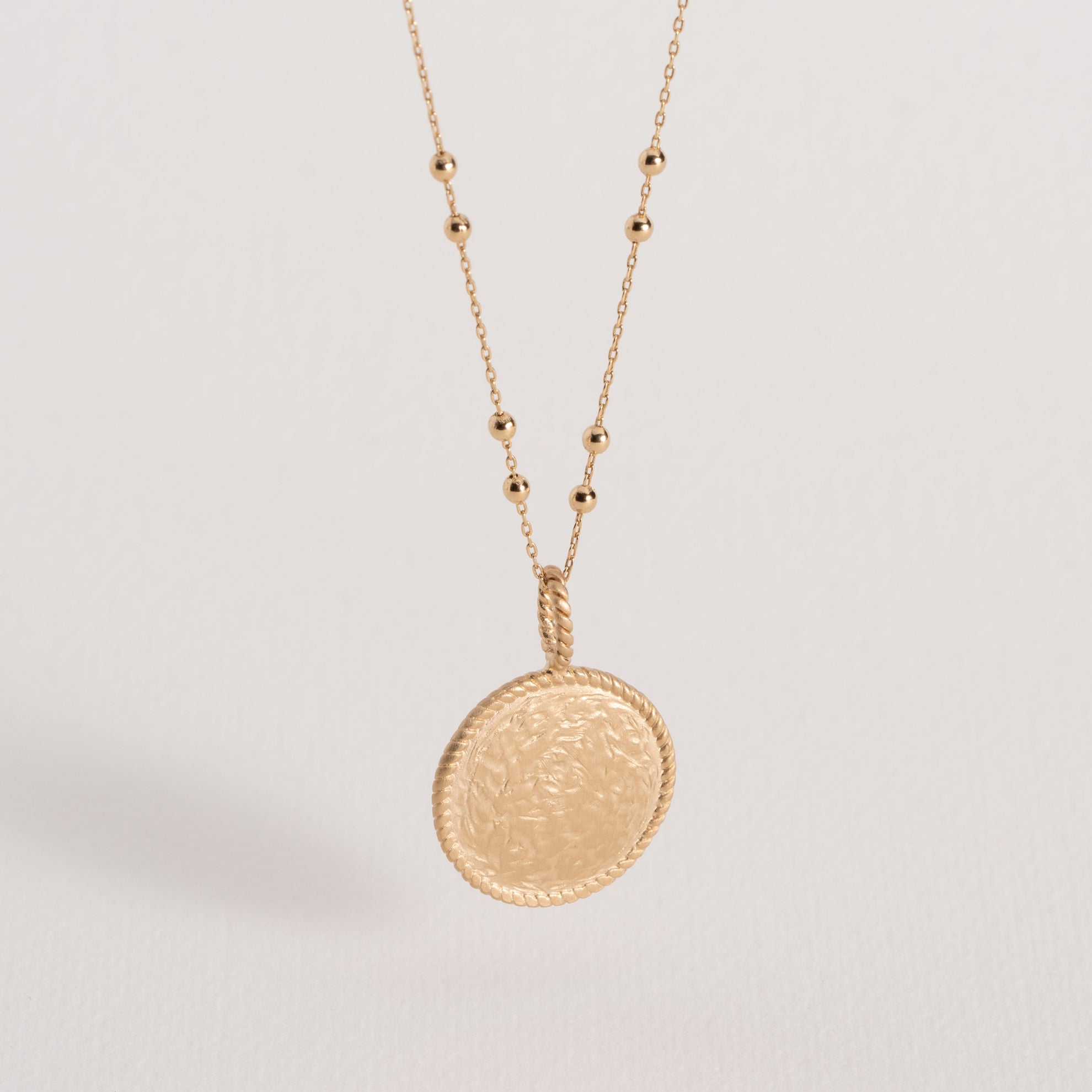 Pendente Madeleine em textura irregular folheada a ouro mate