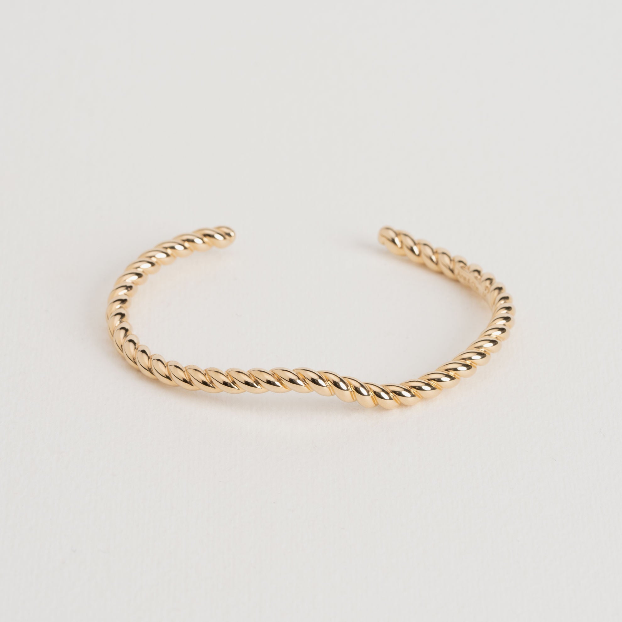 Ana & Cha vergulde Brit bangle met gedraaide details