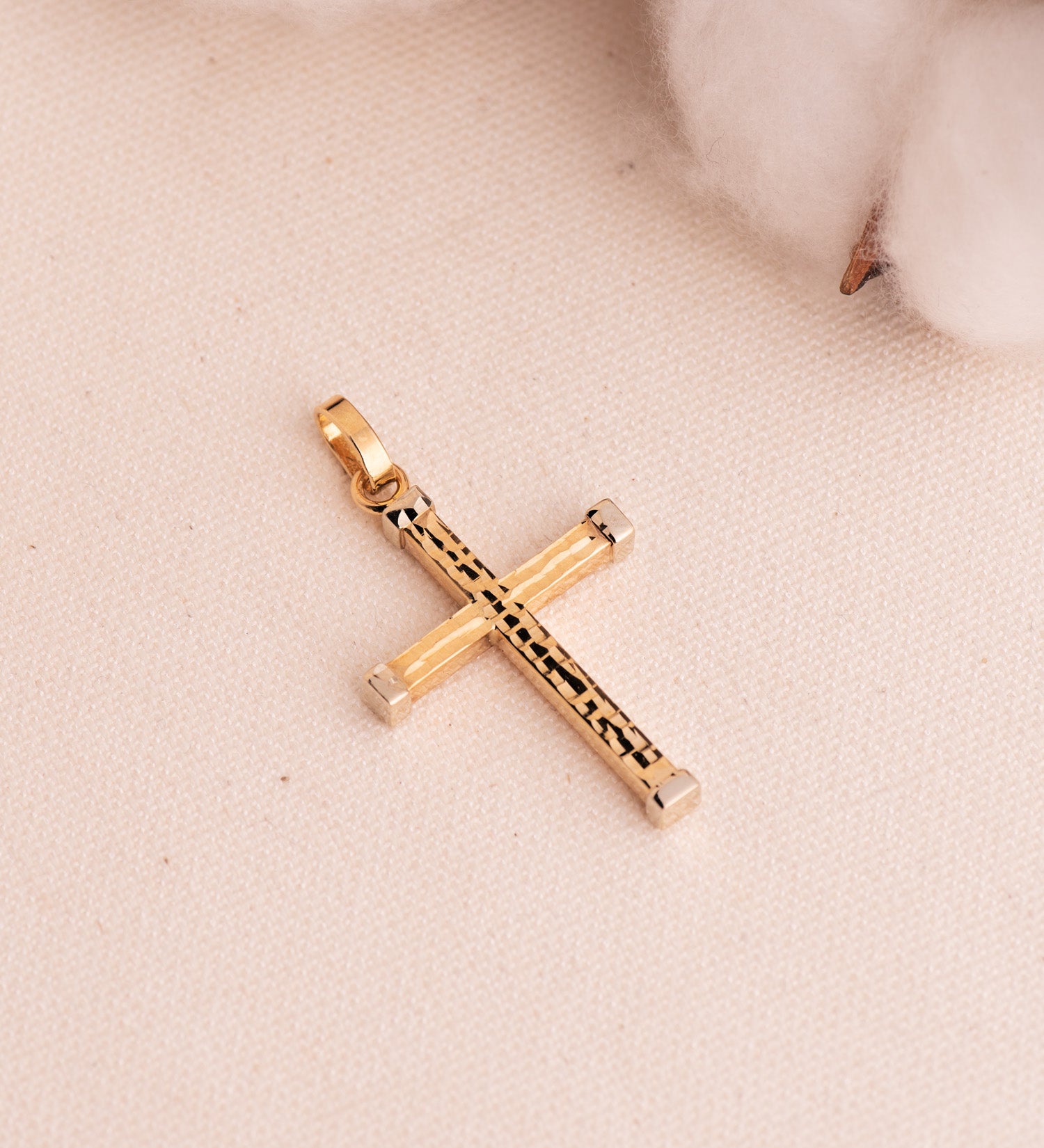 Croix en Or Bicolore 18K Creuse Sculptée Bâton Carré 3X3 mm Taille : 39 X 24 mm