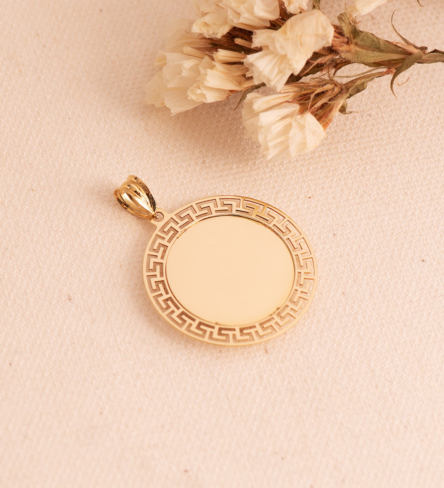 18K Pendentif Meduse Entouré Dun Motif Greca en Or Jaune 27 mm