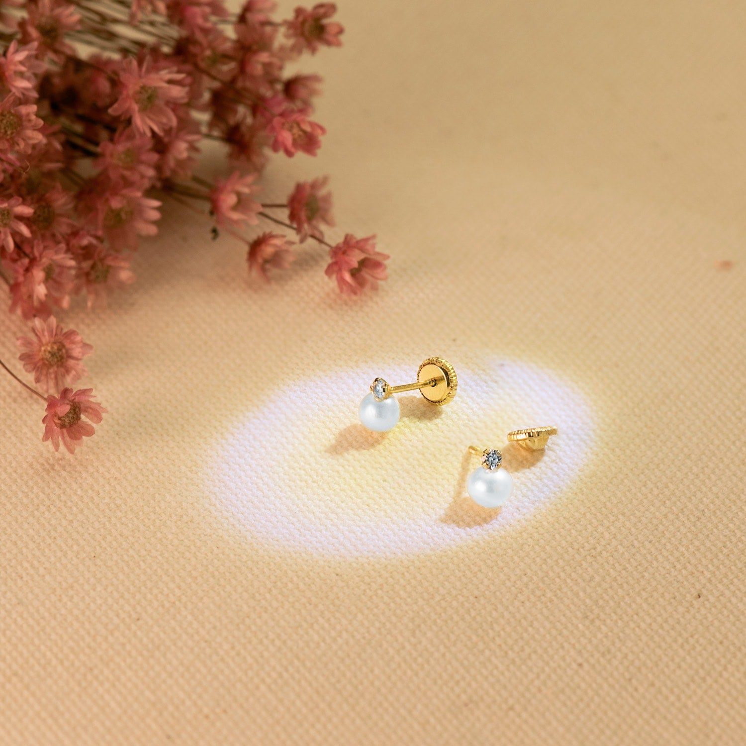 Boucles d'oreilles en Or Jaune 18 Carats « Toi et Moi » avec Perles et Zircone Synthétique en Griffes. Dimensions : 7 X 4,5 Mm. Fermoir à Vis.