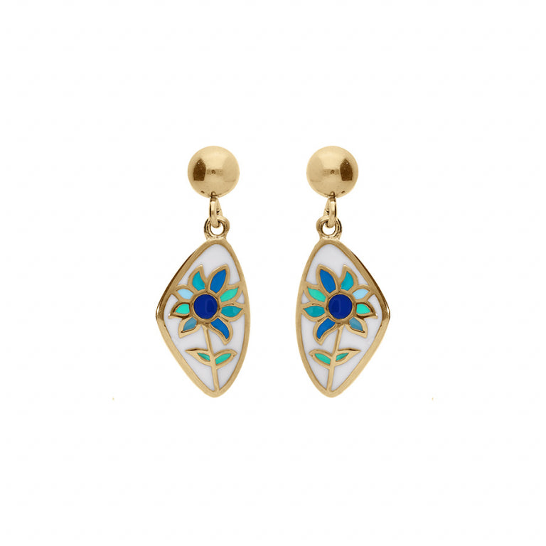 Boucles d’oreilles fleur bleue en acier doré avec résine blanche
