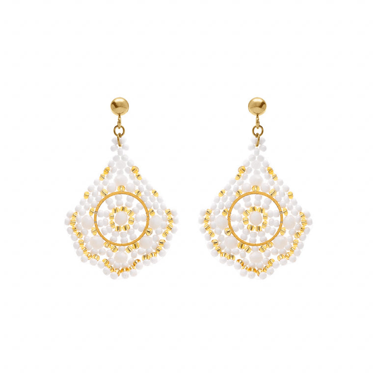 Boucles d’oreilles motif losange perles blanches – Acier doré | Azuline