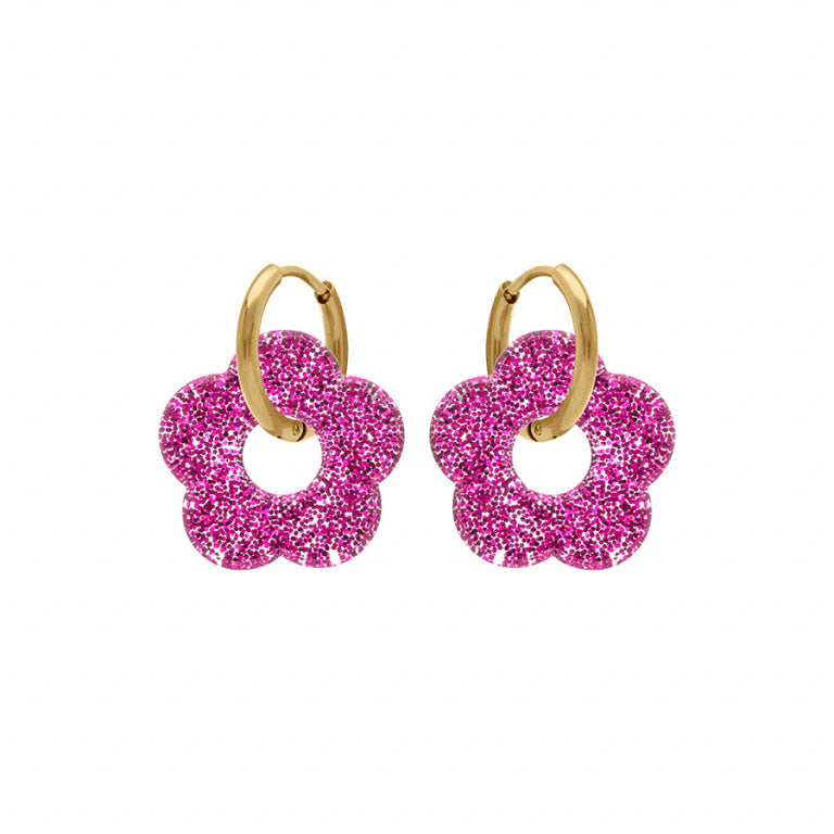 Créoles fleur en résine fuchsia pailleté en acier doré