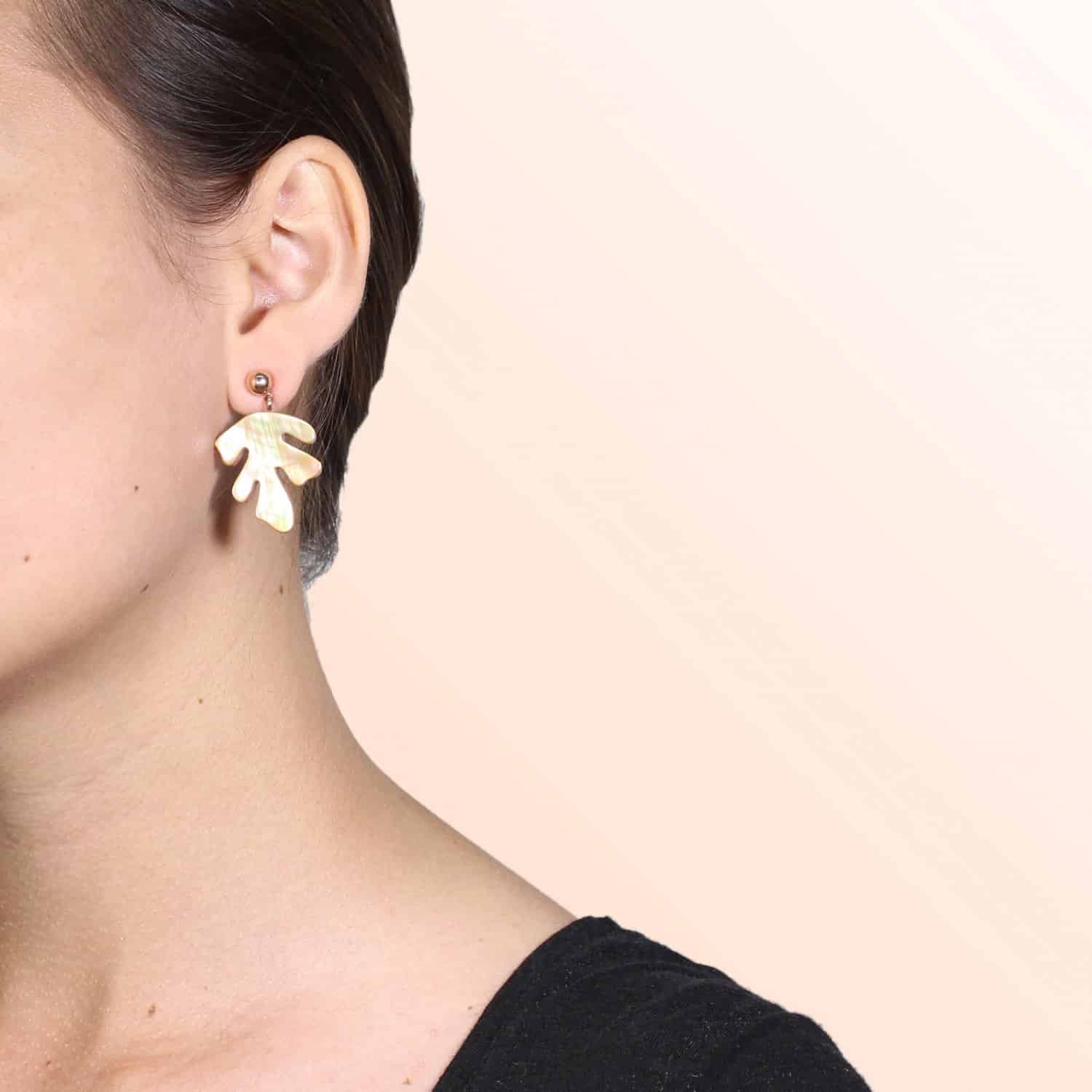 Détail nacre brune top boule 12--25328 Nature Bijoux