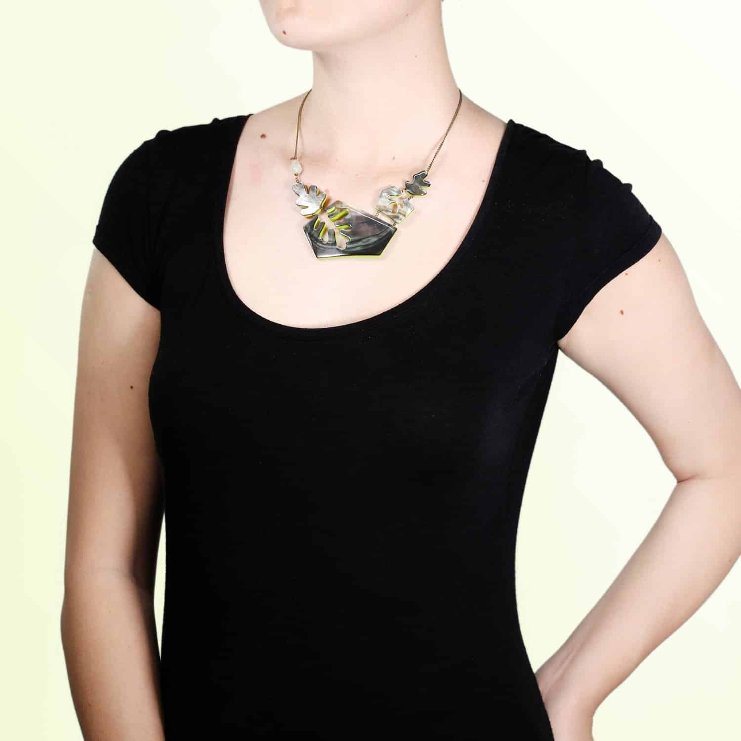 Détail nacre plastron 15--26481 Nature Bijoux