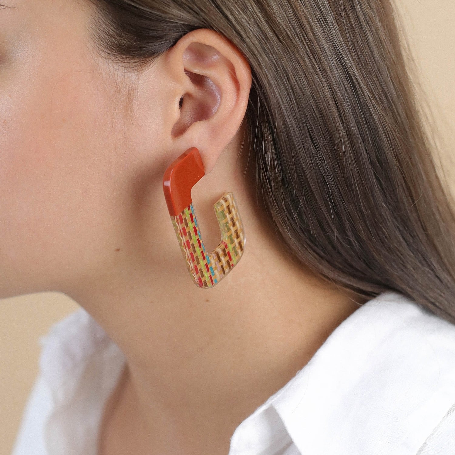 Boucles d'oreille Dakota porté détail matière laiton tissu 12--79453