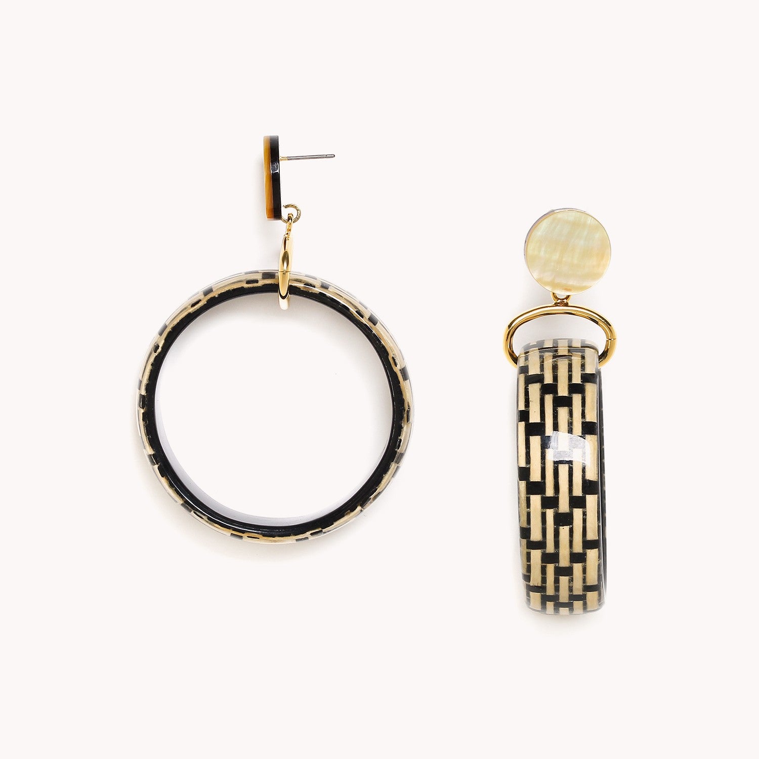 Boucles d'oreilles porté détail nacre dorée 12CP78762 Nature Bijoux