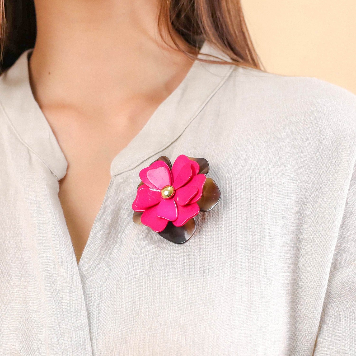 Détail bronze doré broche pétales fuschia 10--23900 Nature Bijoux