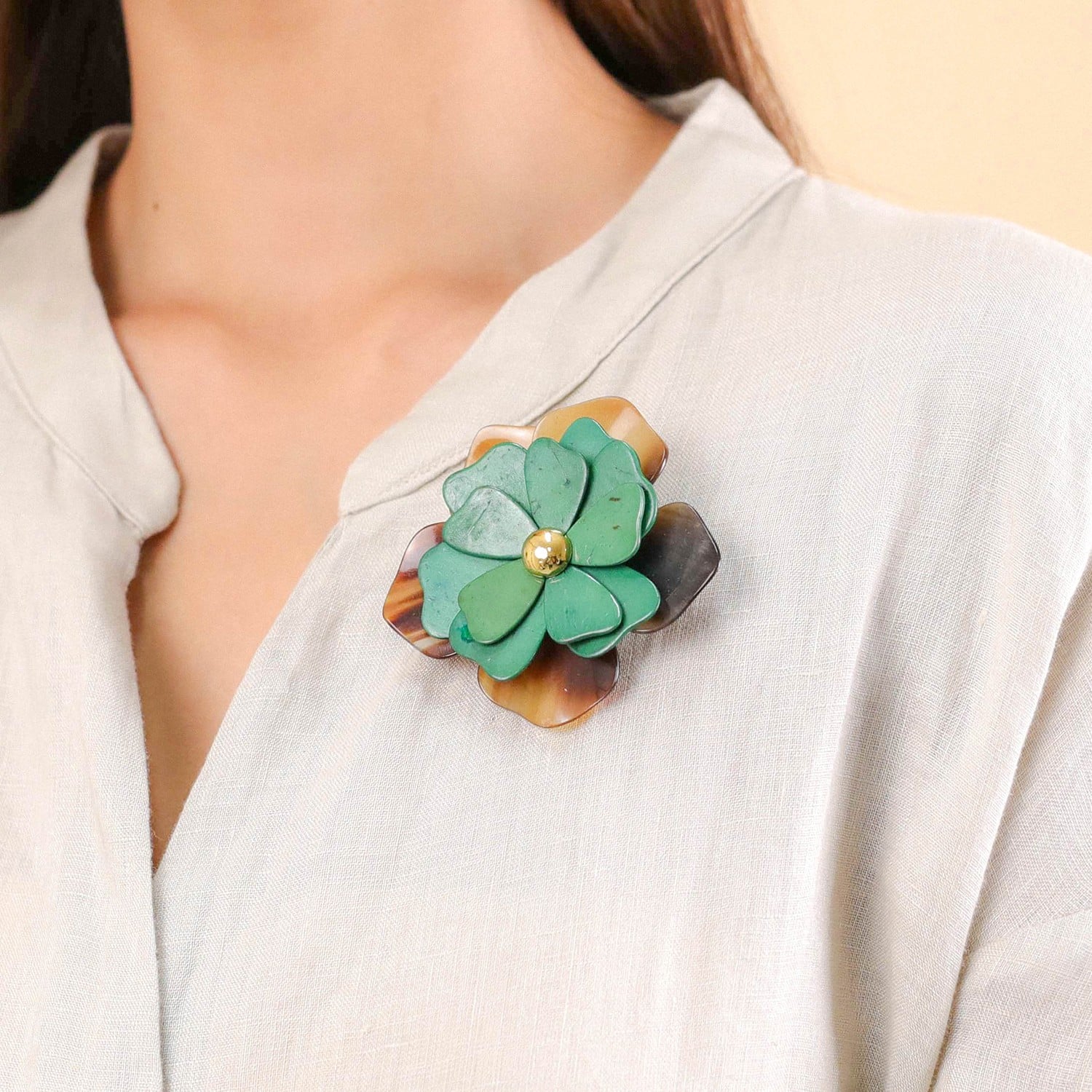Broche pétales vertes détail matière 10--23903 Nature Bijoux