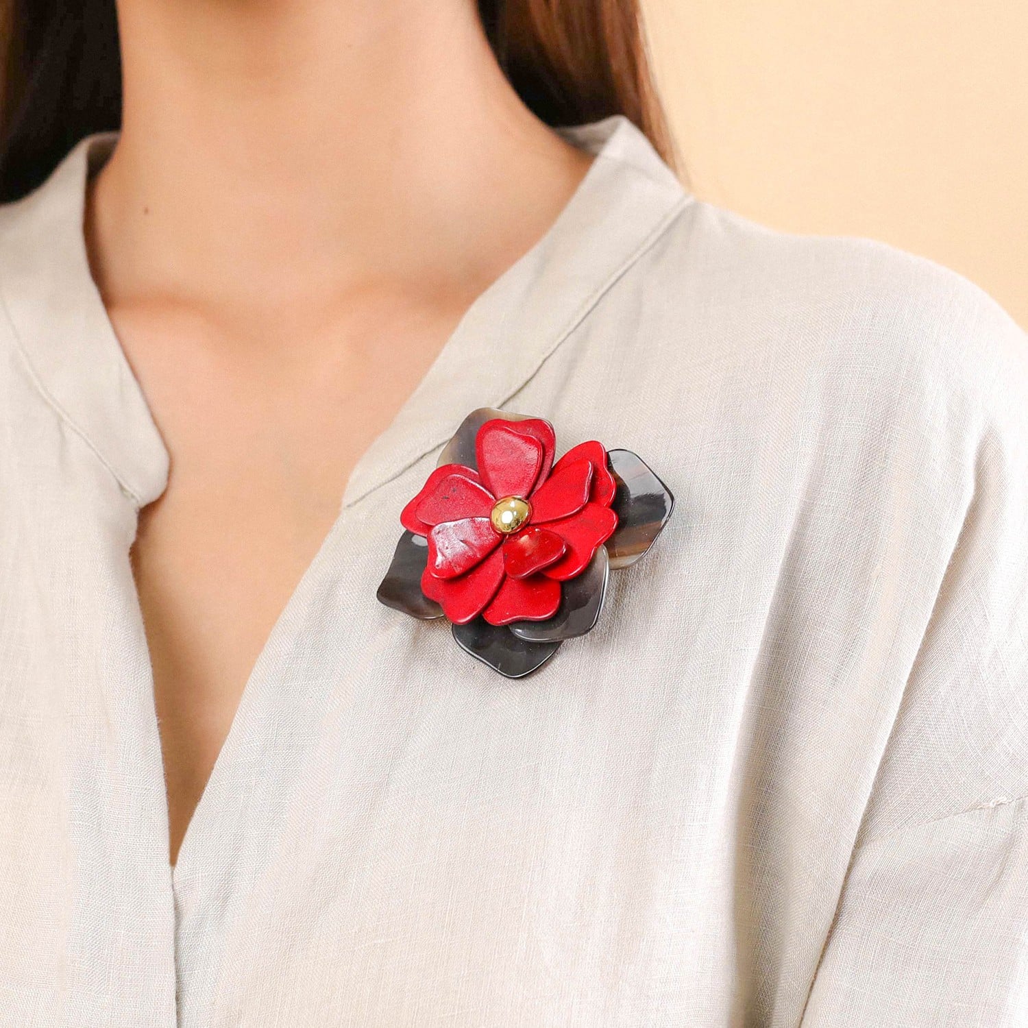Détail broche pétales rouges 10--23904 Nature Bijoux