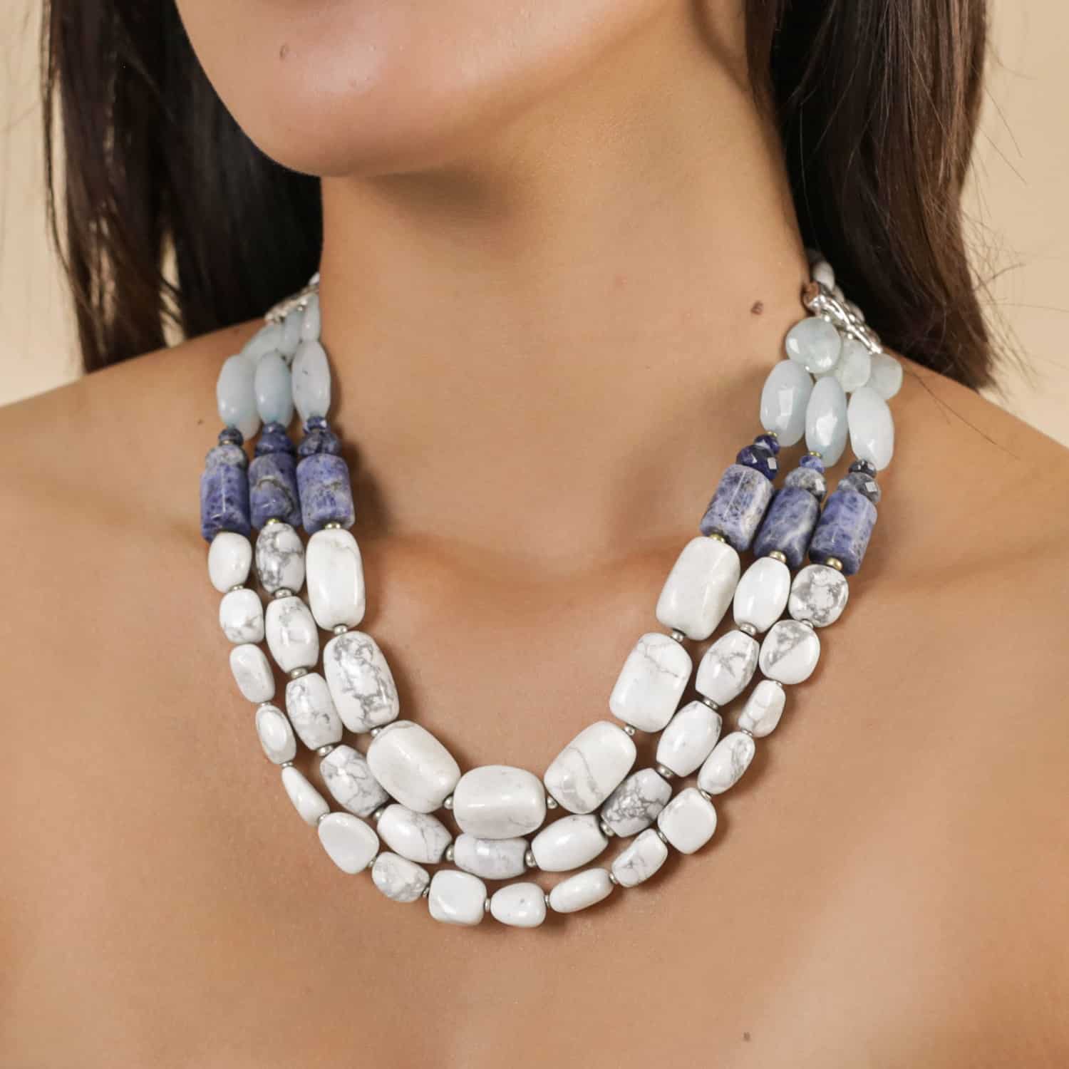 collier plastron porté détail aigue marine 15--43410 Nature Bijoux