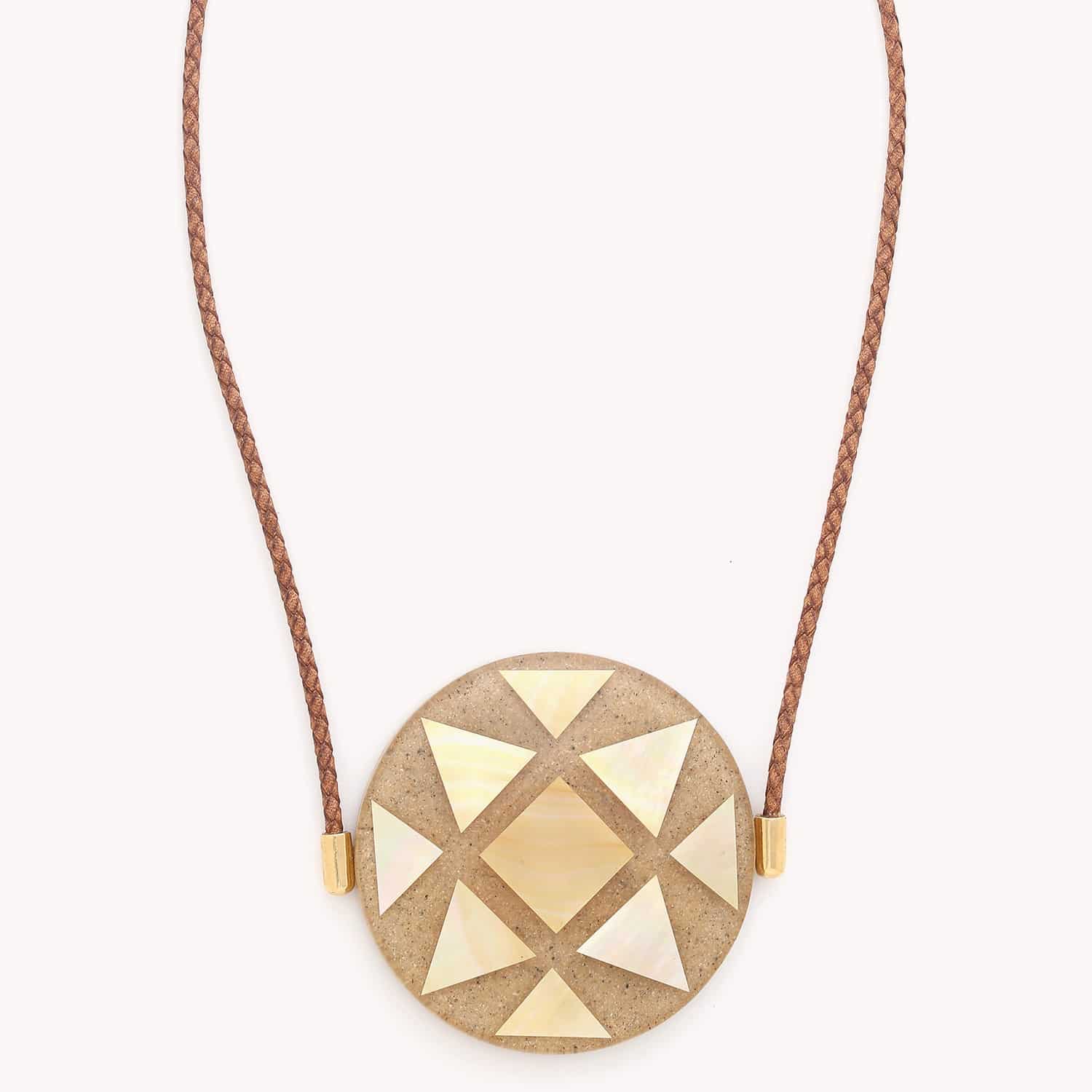 Détail pendentif rond Nacre dorée 15--43360 Nature Bijoux