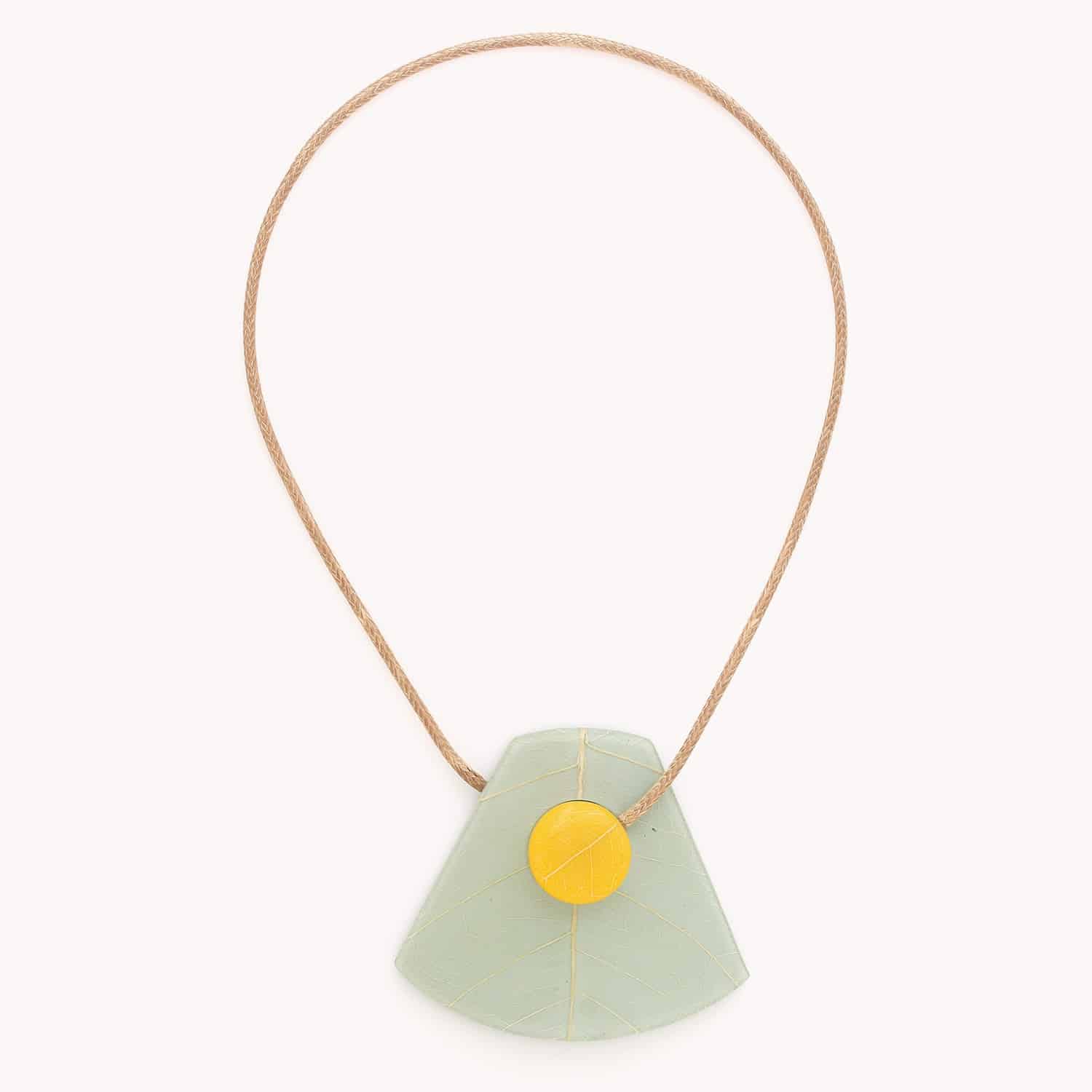 Détail matière feuille et laiton sur collier 15--43473 Nature Bijoux
