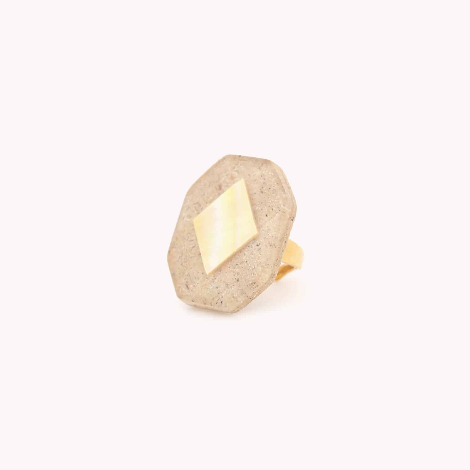 Bague Golden Hour ajustable rectangulaire nacre dorée laiton 19--25700 Nature Bijoux