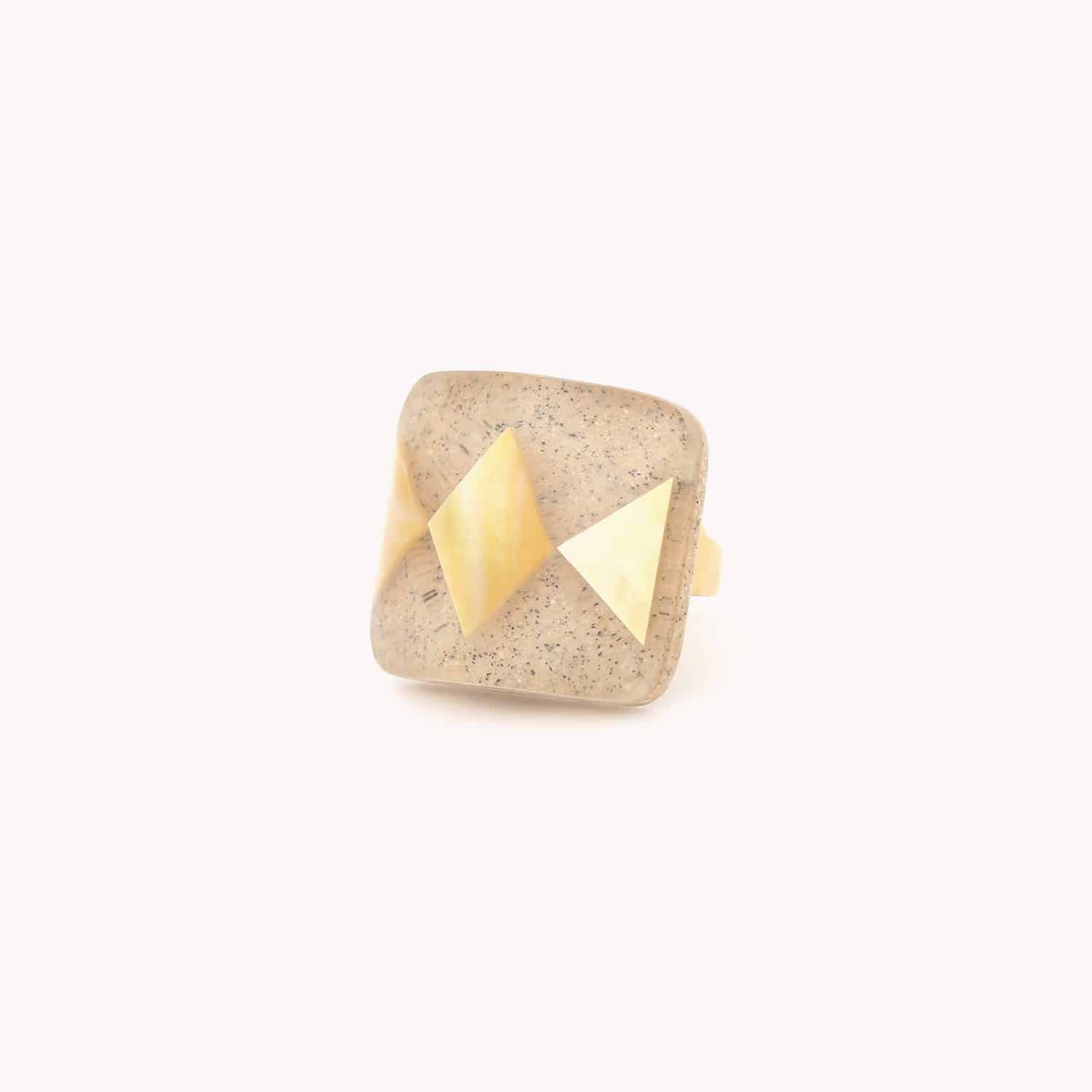 Bague Golden Hour ajustable carré nacre dorée laiton 19--25701 Nature Bijoux