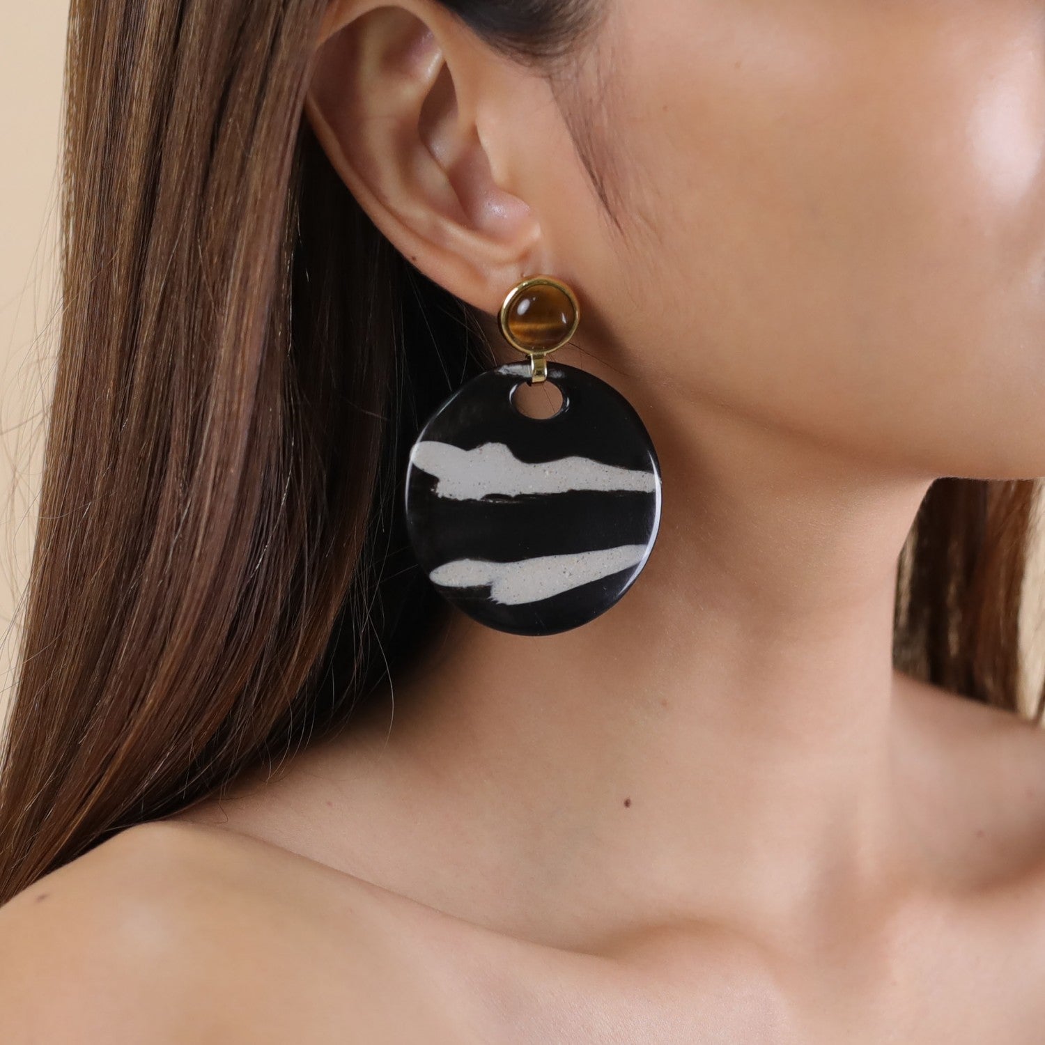 Boucles d'oreilles Zebra détail matières corne et oeil de tigre 12CP79720 Nature Bijoux