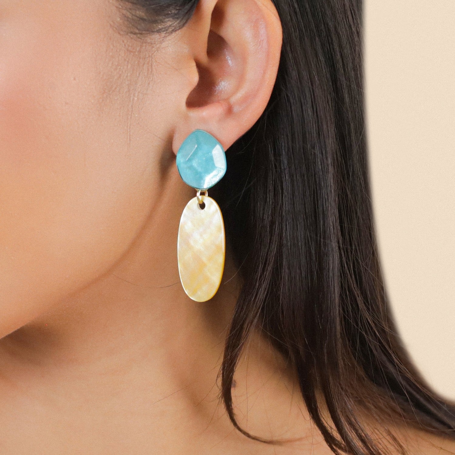 Boucles d'oreille Izmir porté détail nacre dorée 12--90465 Nature Bijoux