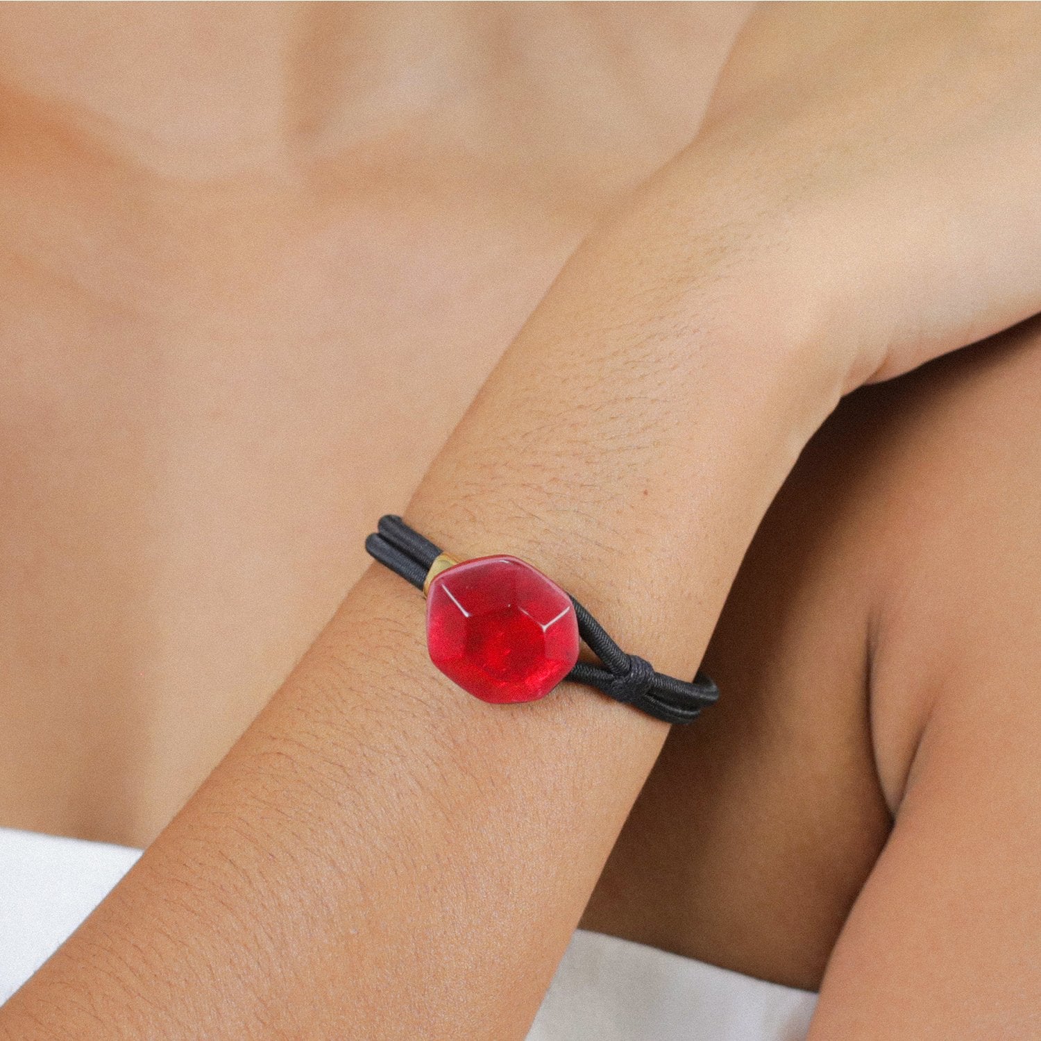 Bracelet porté détail sandow rubis 13--44401 Nature Bijoux