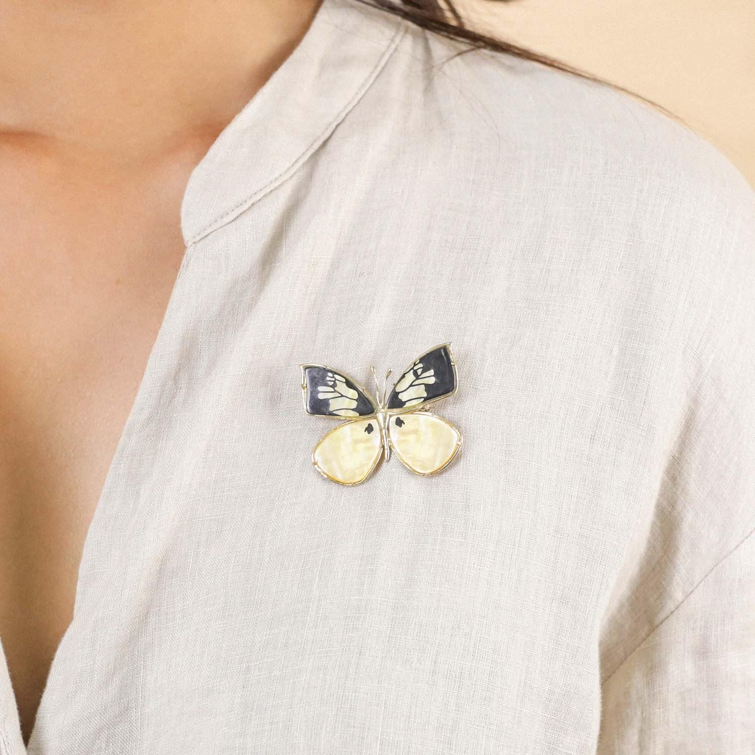 Détail nacre dorée broche Mariposa 10--23907 Nature Bijoux
