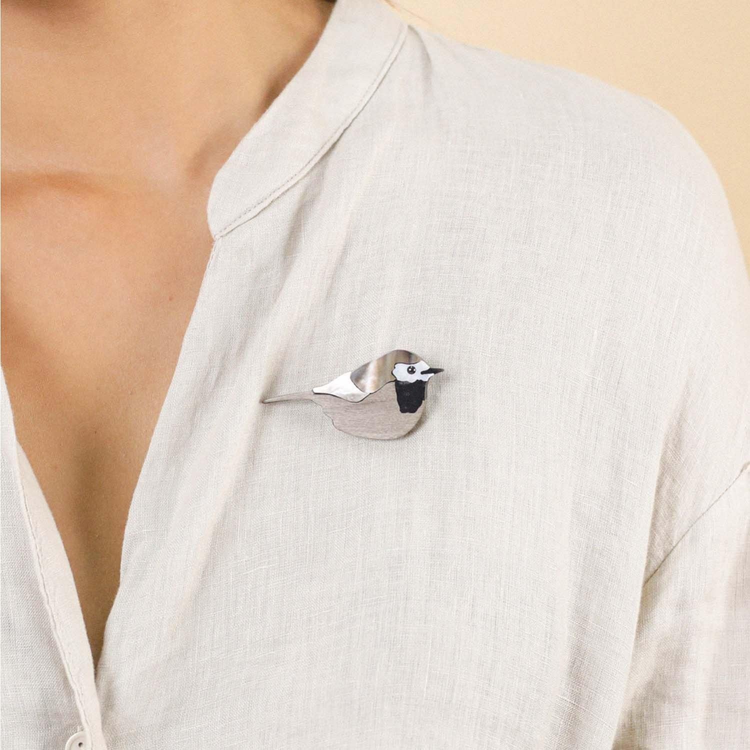 Détail broche ornitho bergeronnette 10--23922 Nature Bijoux