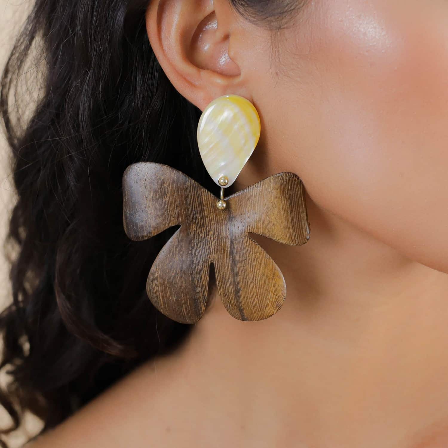 Détail fleur bois roblès 12--90490 Nature Bijoux