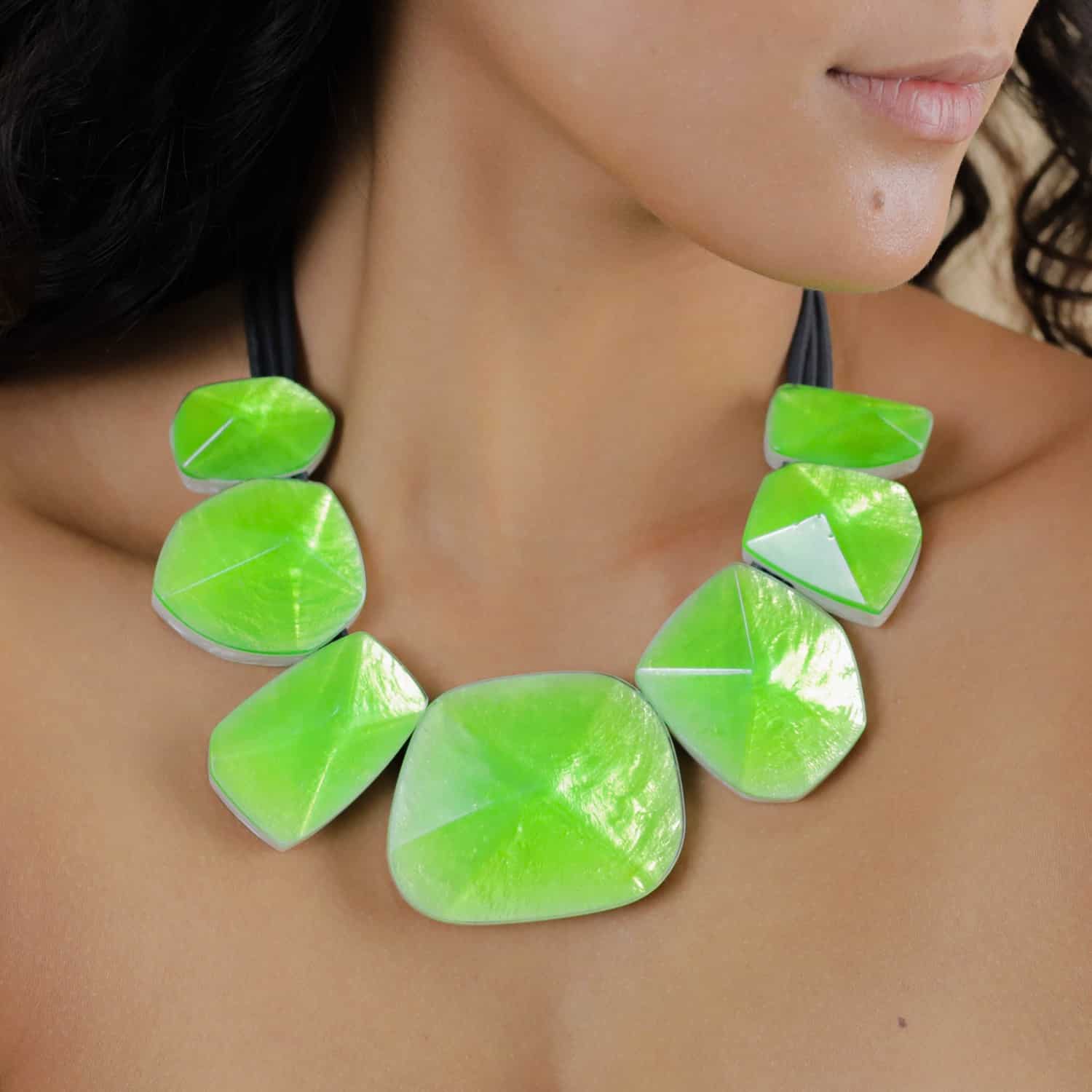 Détail collier 7 éléments vert agrume coquillage capiz 15--43629 Nature Bijoux