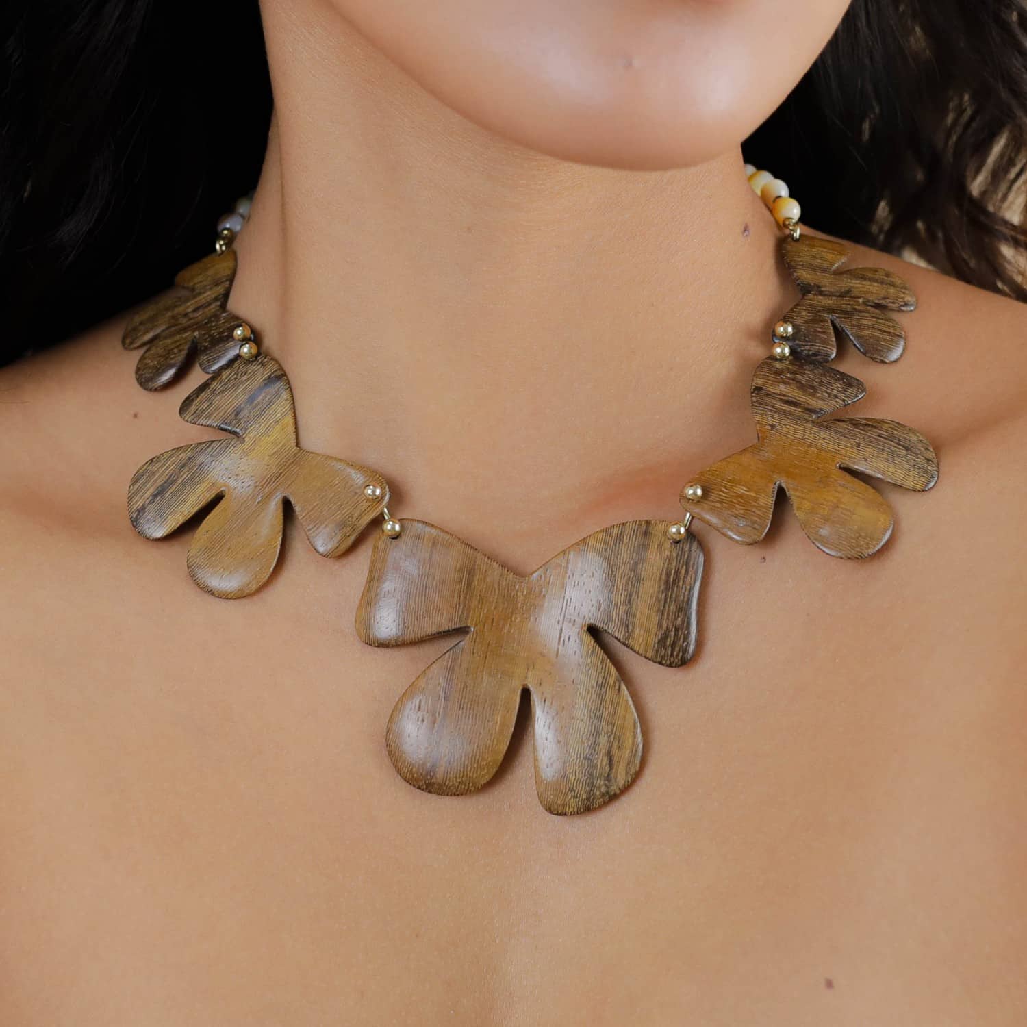 Détail du bois de Roblès collier plastron 15--43690 Nature Bijoux