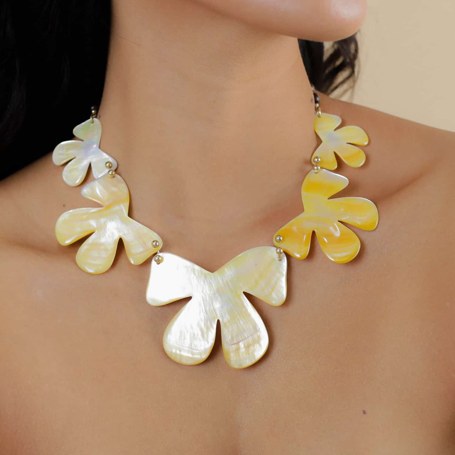 Détail fleurs nacre dorée collier 15--43692 Nature Bijoux
