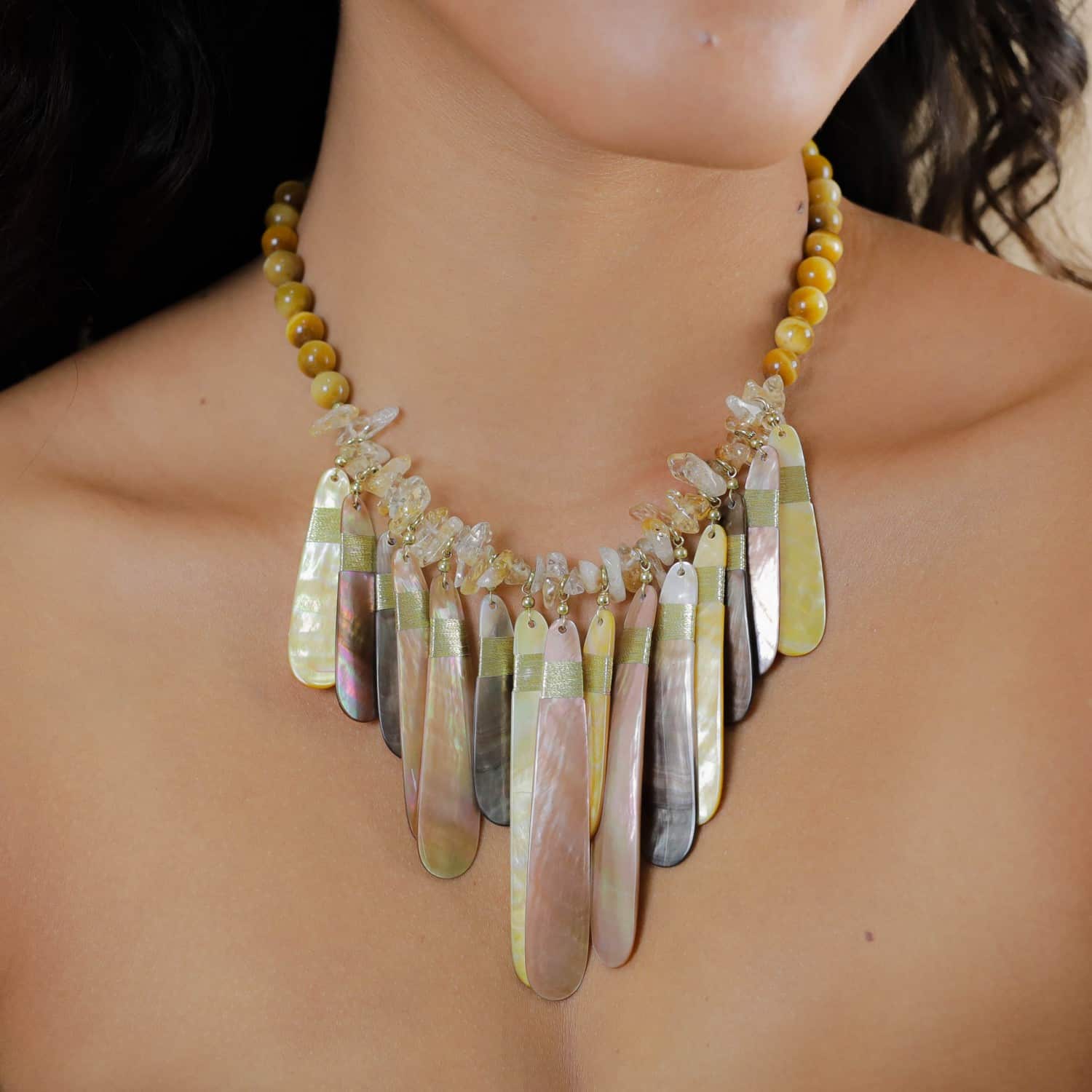 Détail nacre du collier 15--43700 Nature Bijoux