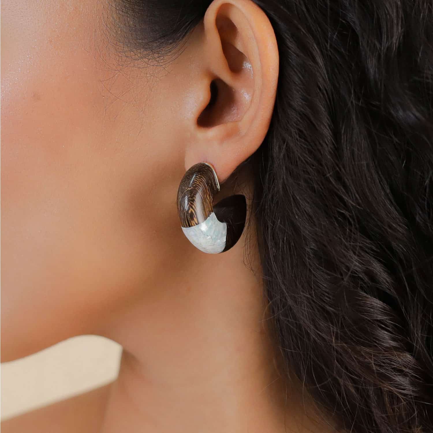 Boucles d'oreilles créoles bois de roblès détail 12--90598